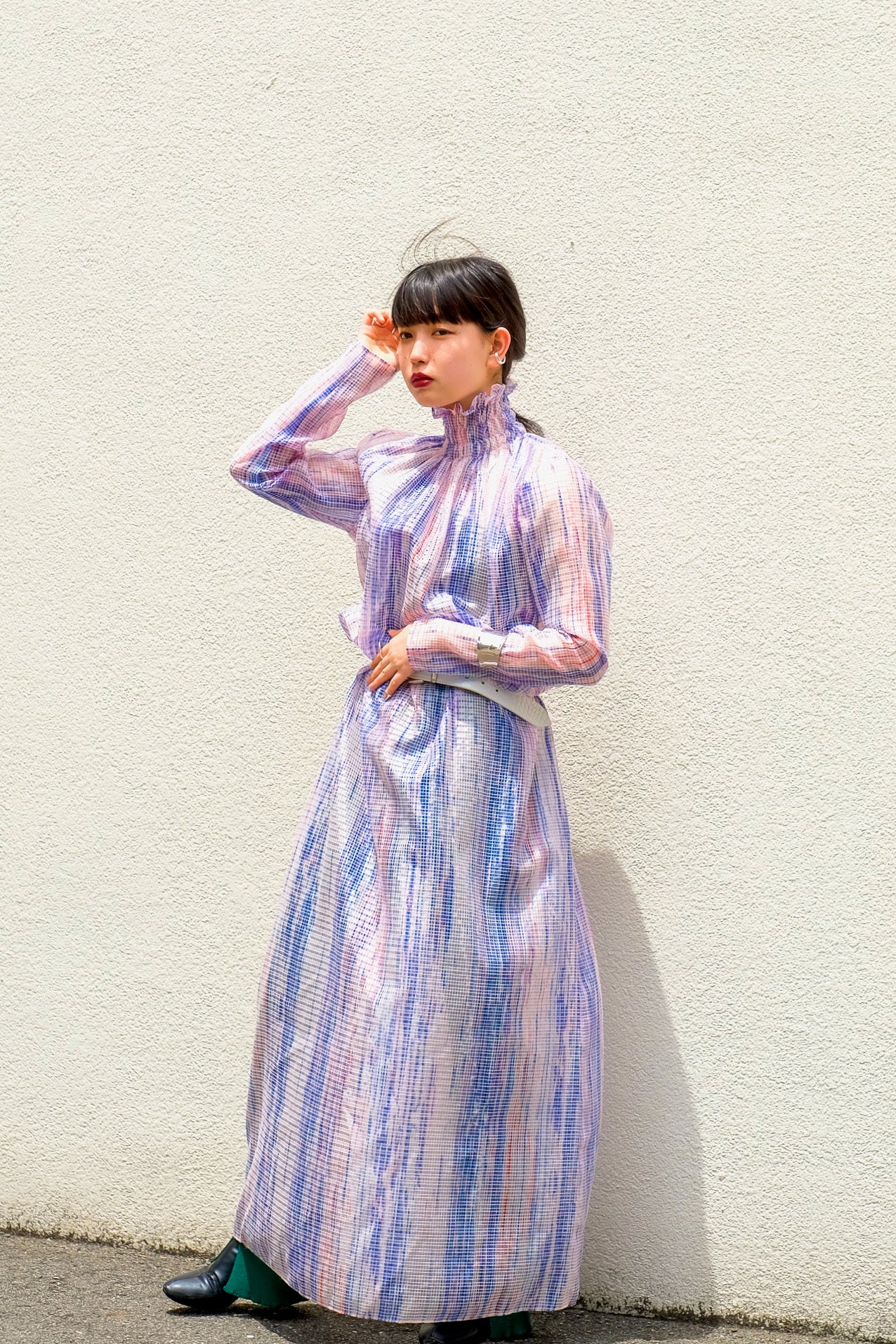 Styling images utilisant la robe longue à travers Tokyo