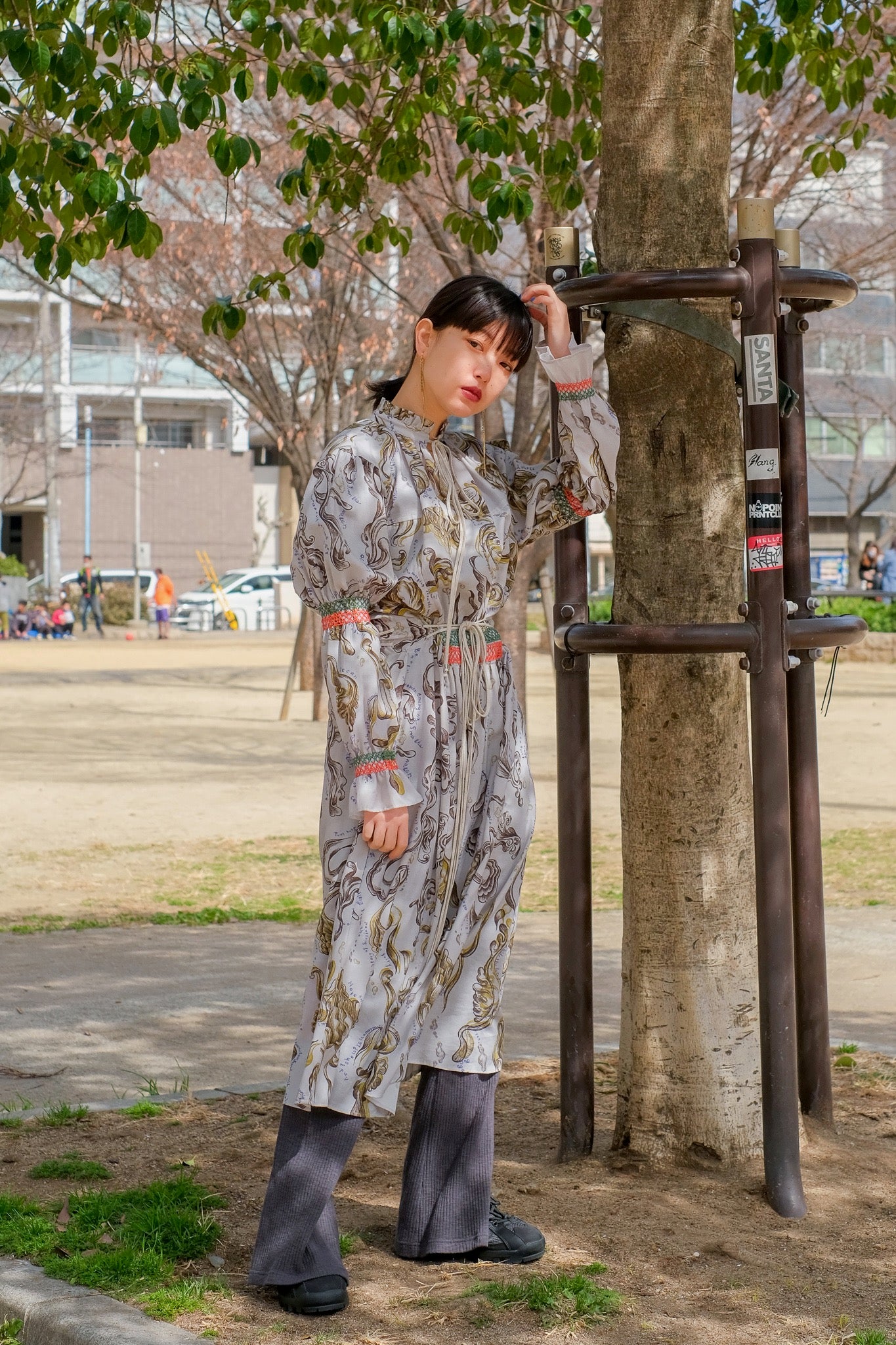 tiit tokyo의 21SS의 ater print smocking dress를 사용한 스타일링 이미지