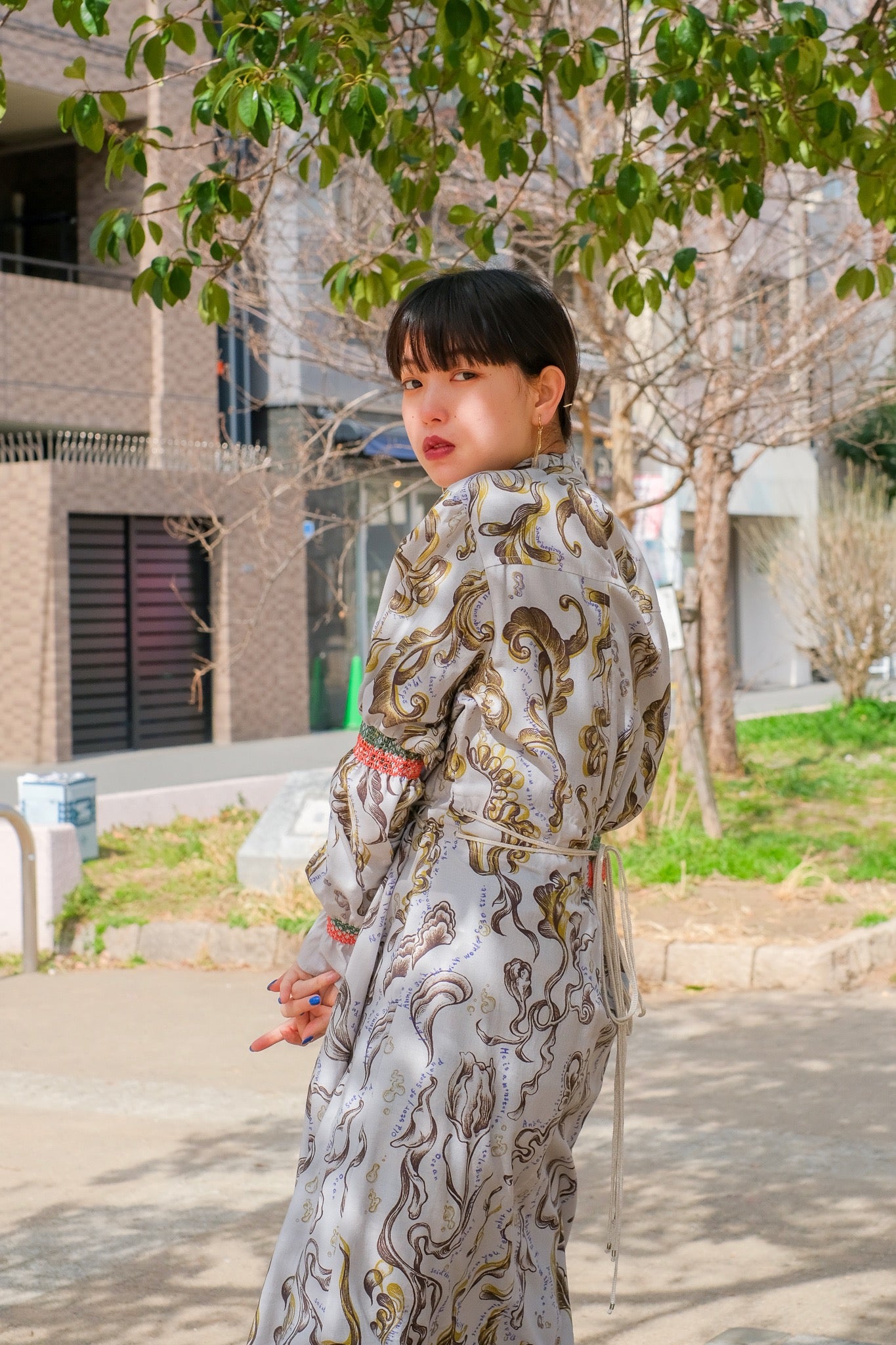 tiit tokyo의 21SS의 ater print smocking dress를 사용한 스타일링 이미지