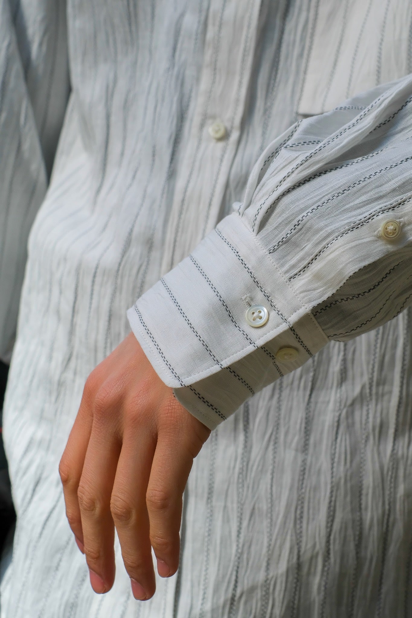 존 메이슨 스미스의 21SS 스트라이프 셔츠의 착용 이미지