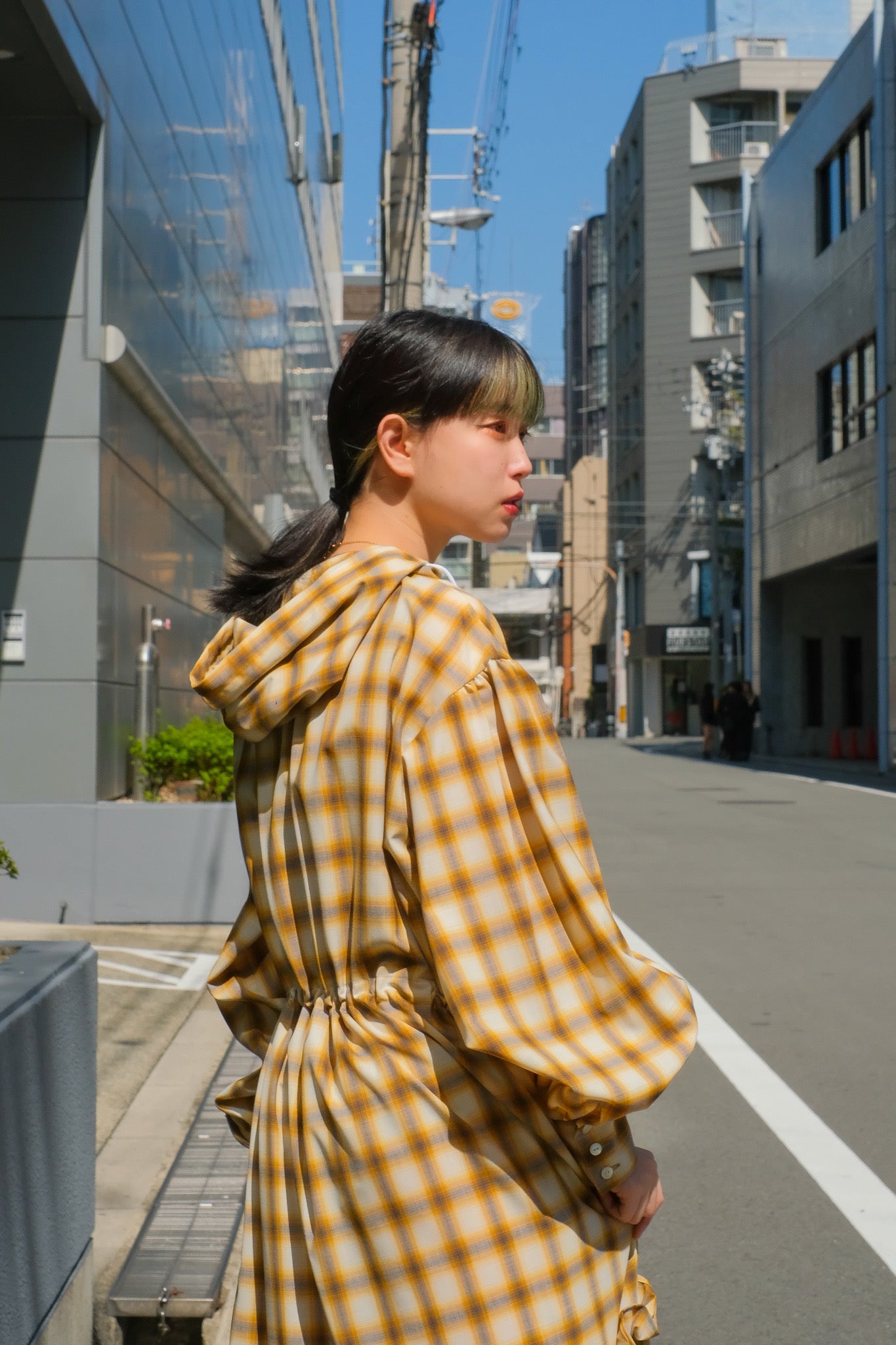 BELPERの21AWの21aw OMBRE PLAID HOODIE DRESSのYELの着用画像