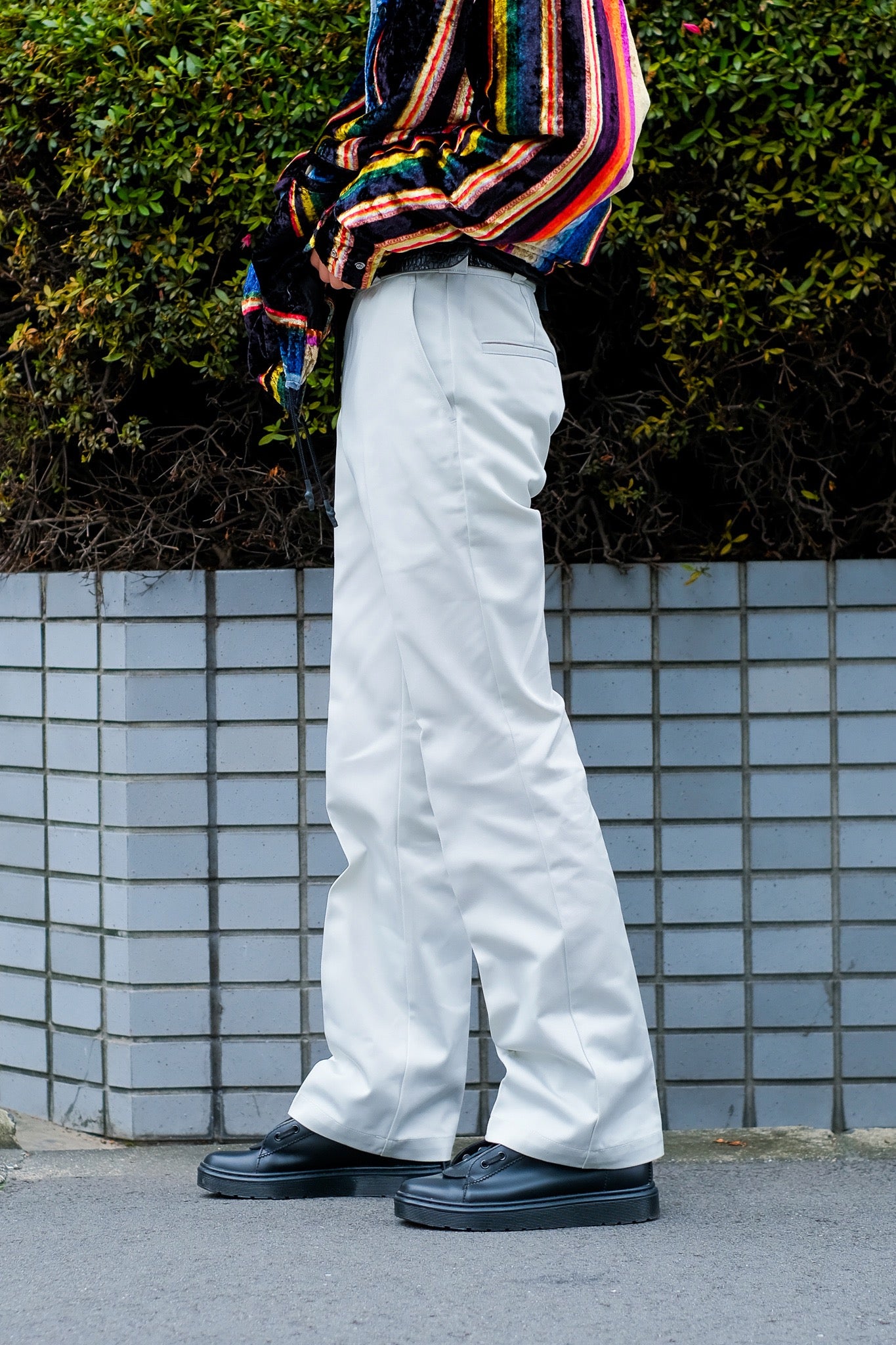 TOGA × Dickies 공동 상품의 Flare pants Dickies SP의 착용 이미지