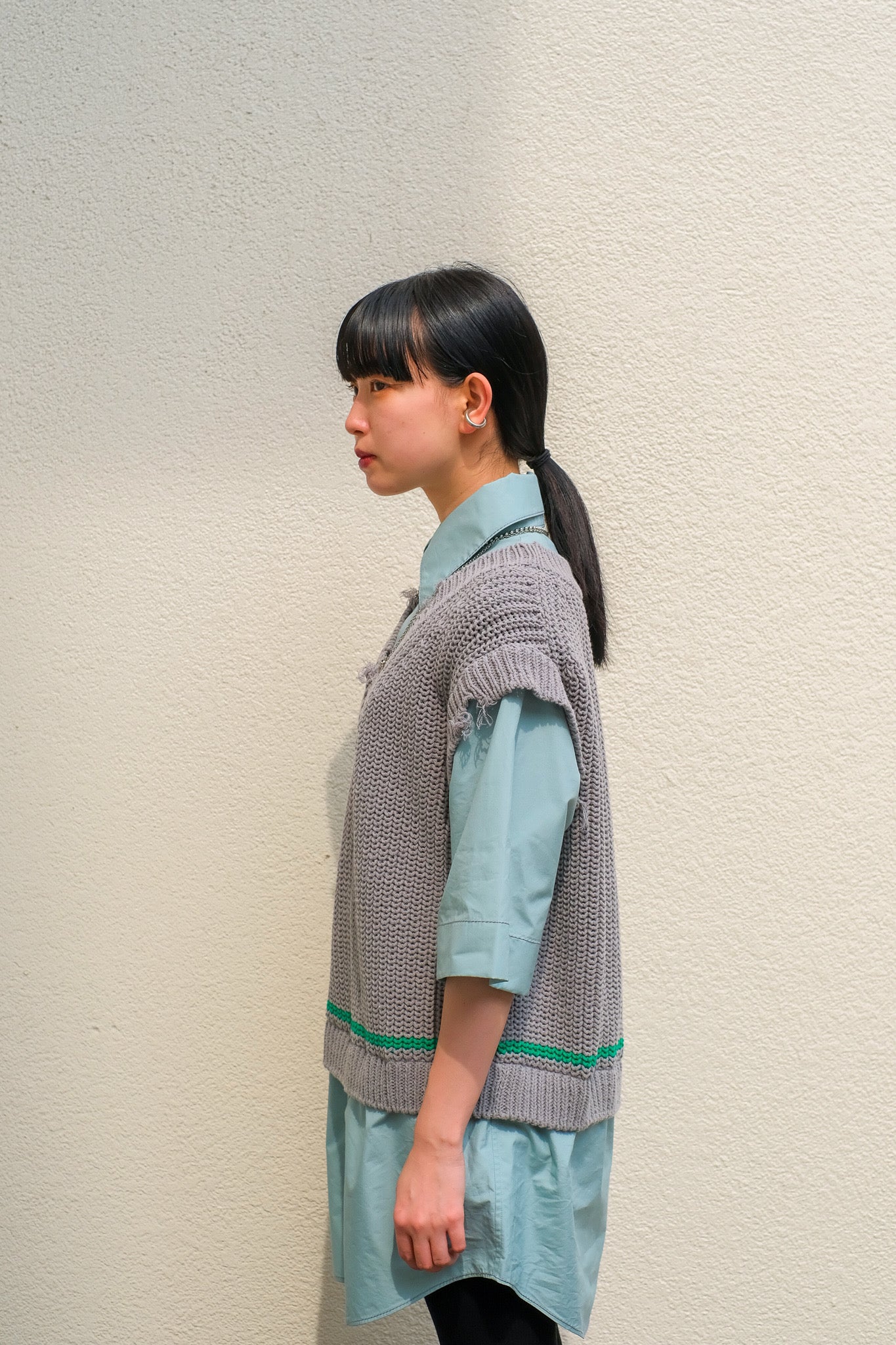 soduk 22SSのshirt and knitを使用したスタイリング画像