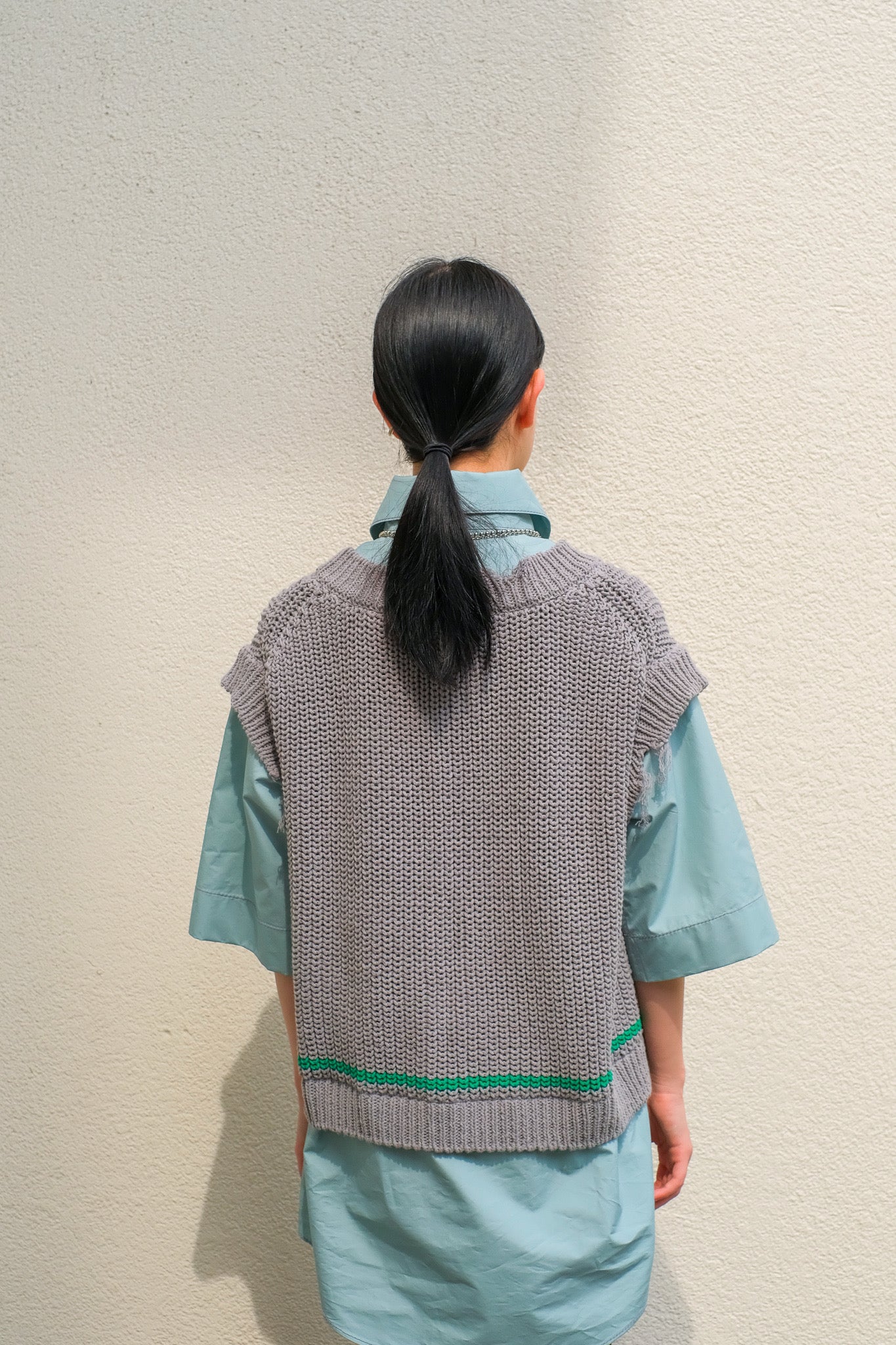 soduk 22SSのshirt and knitを使用したスタイリング画像