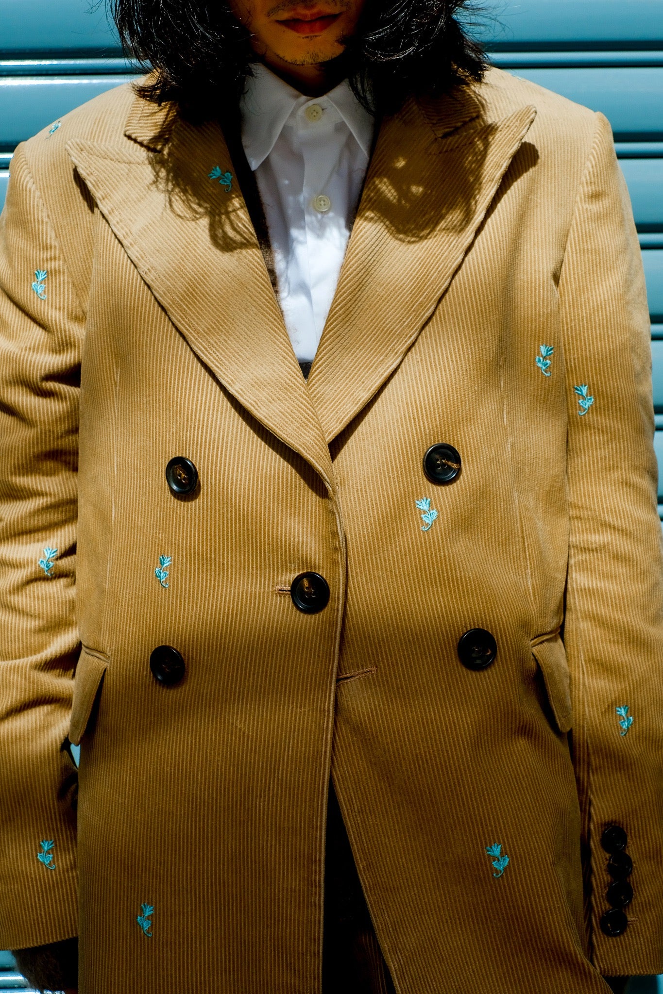 MASUの21awのFIVE BUTTON CHESTERFIELD COATの着用画像