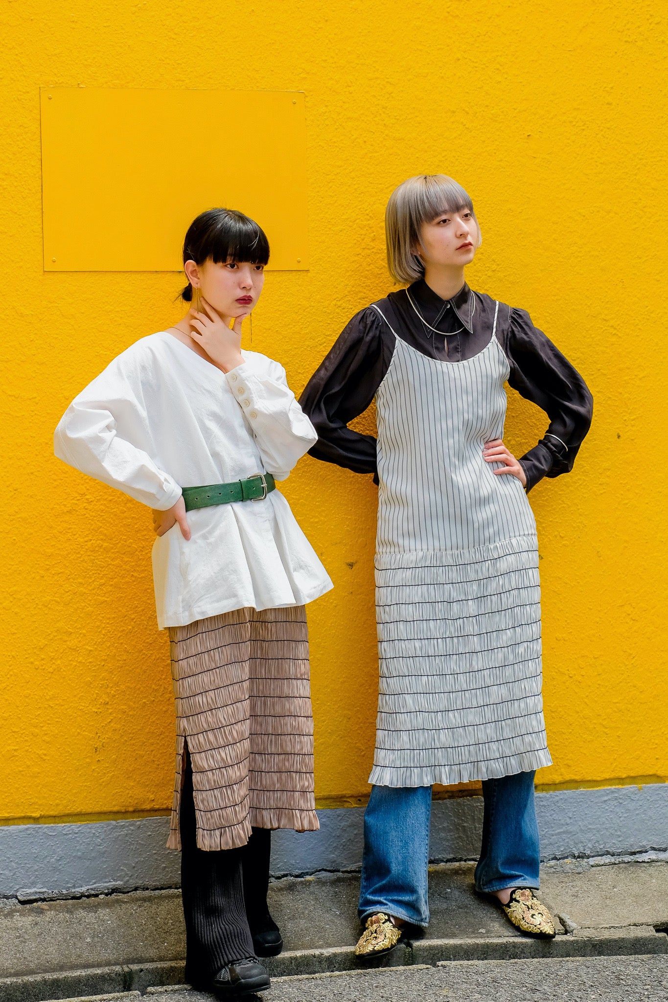 tiit tokyo의 21SS의 shirring cami dress의 WHITE와 PINK BEGIE 착용 이미지