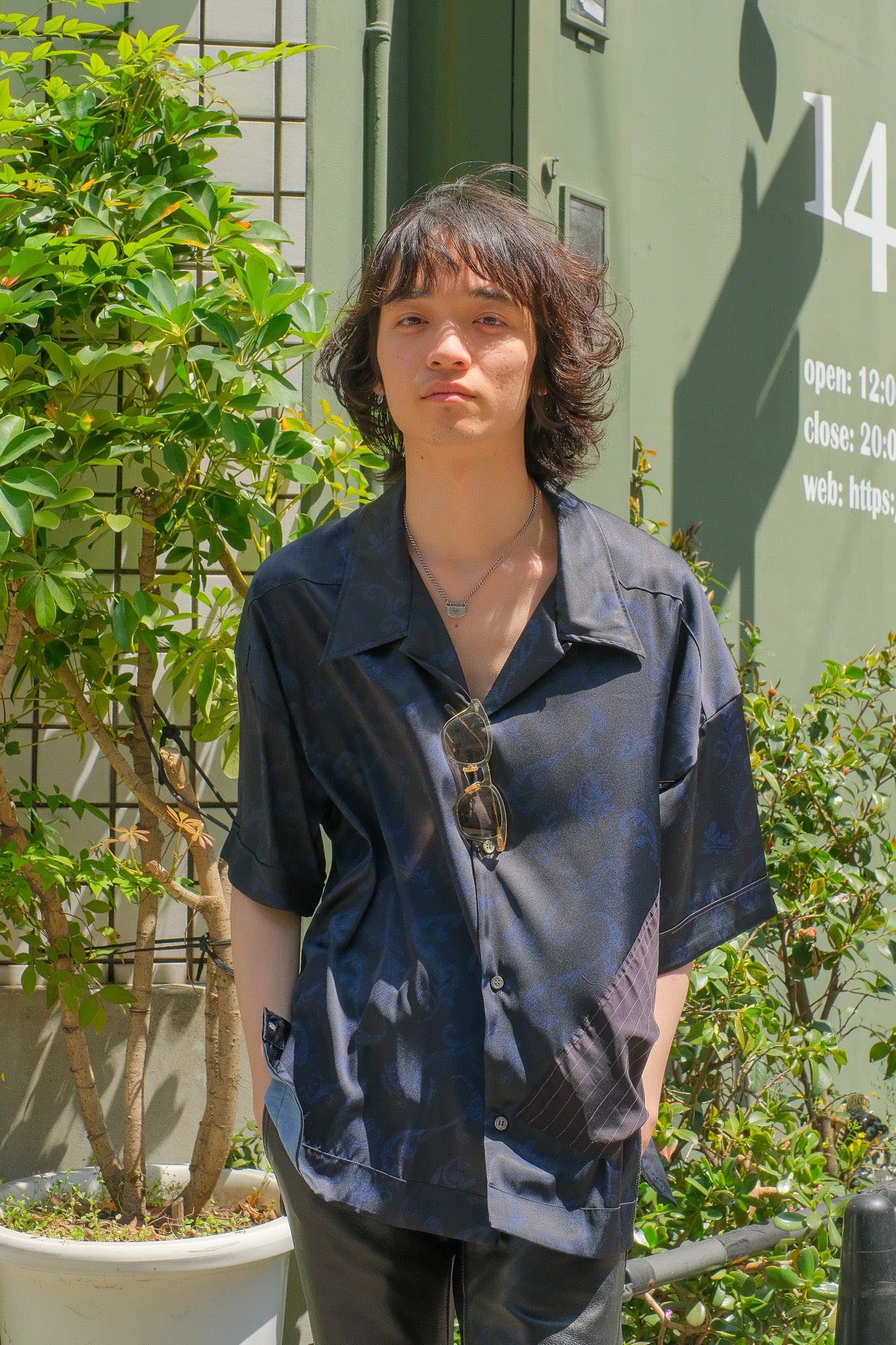 elephantTRIBALfabricsの21ssのresort shirtの着用画像