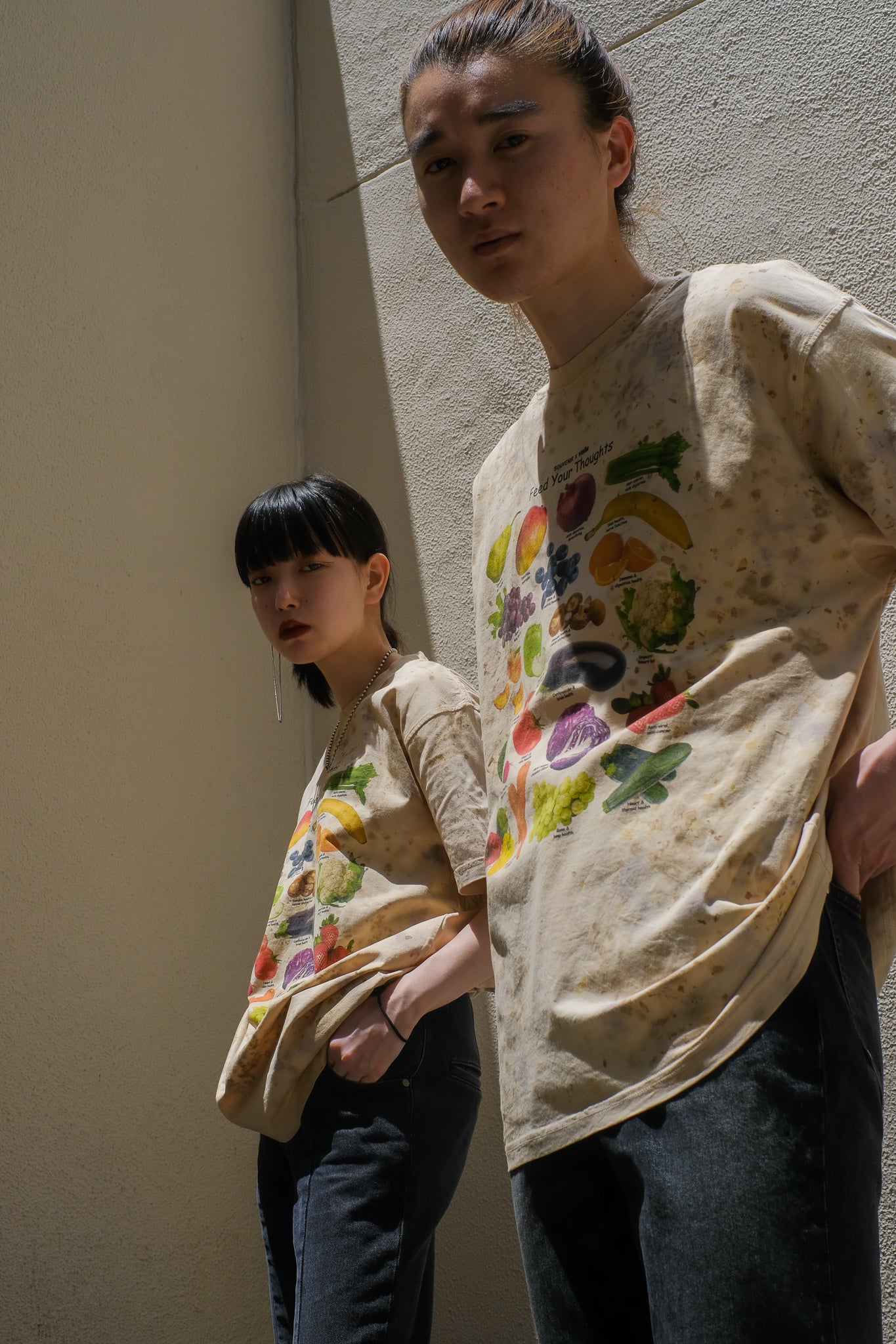 VIRONとsouvenirのコラボレーションのtシャツの着用画像