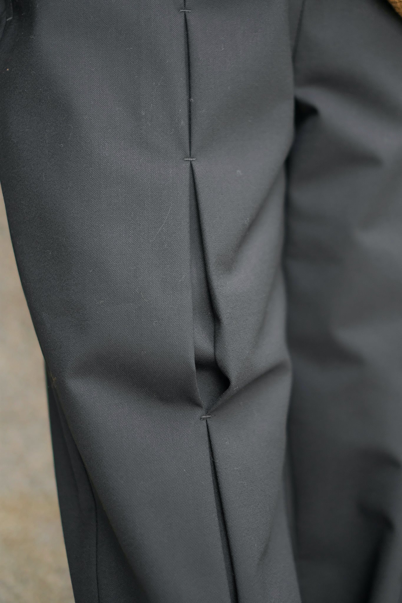 Sodukの21awのinverted pleats ribbon trousersのBLKの着用画像