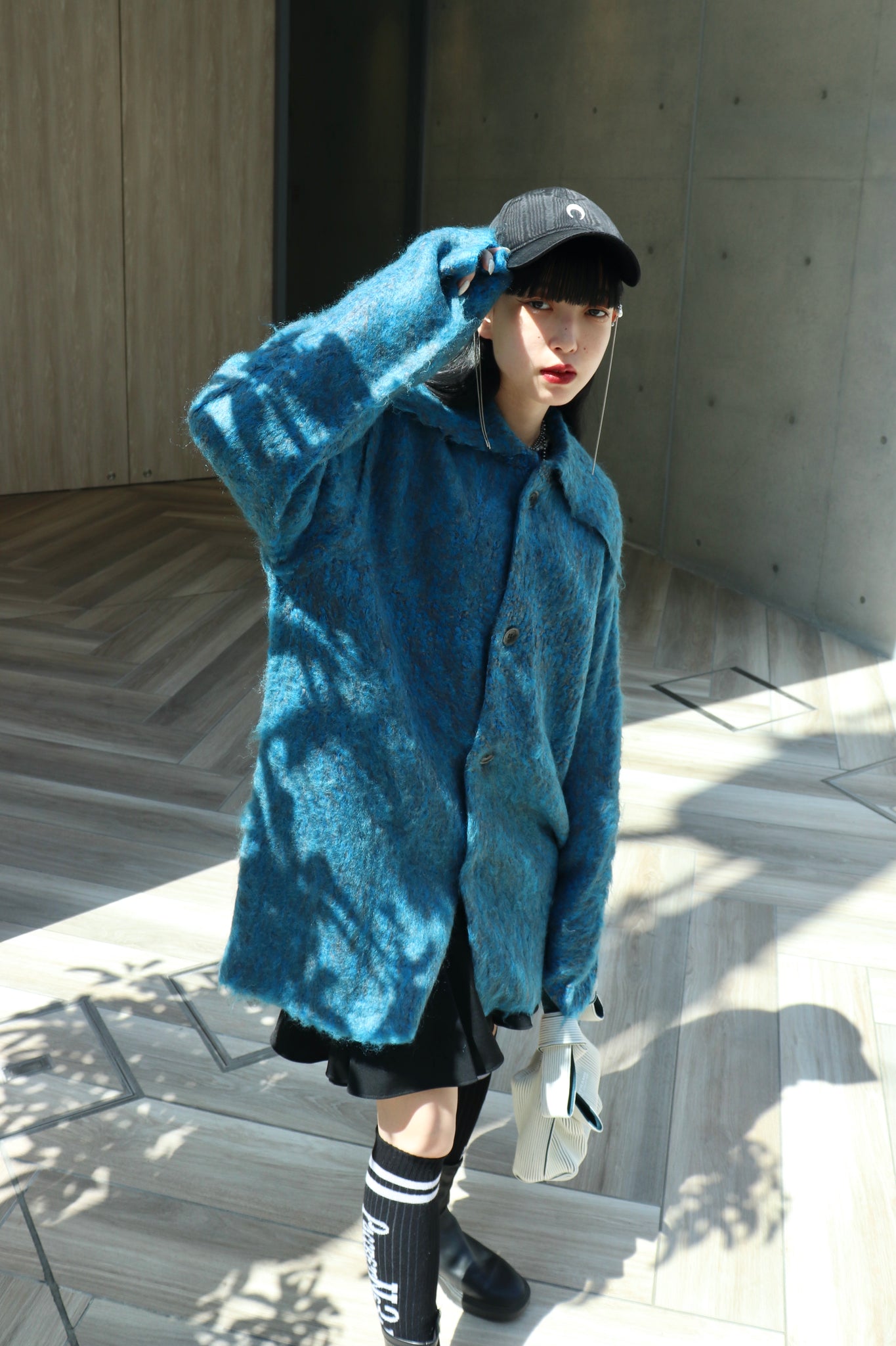 PERVERZEの22AWのTeddy Knit CoatのBlueの着用画像