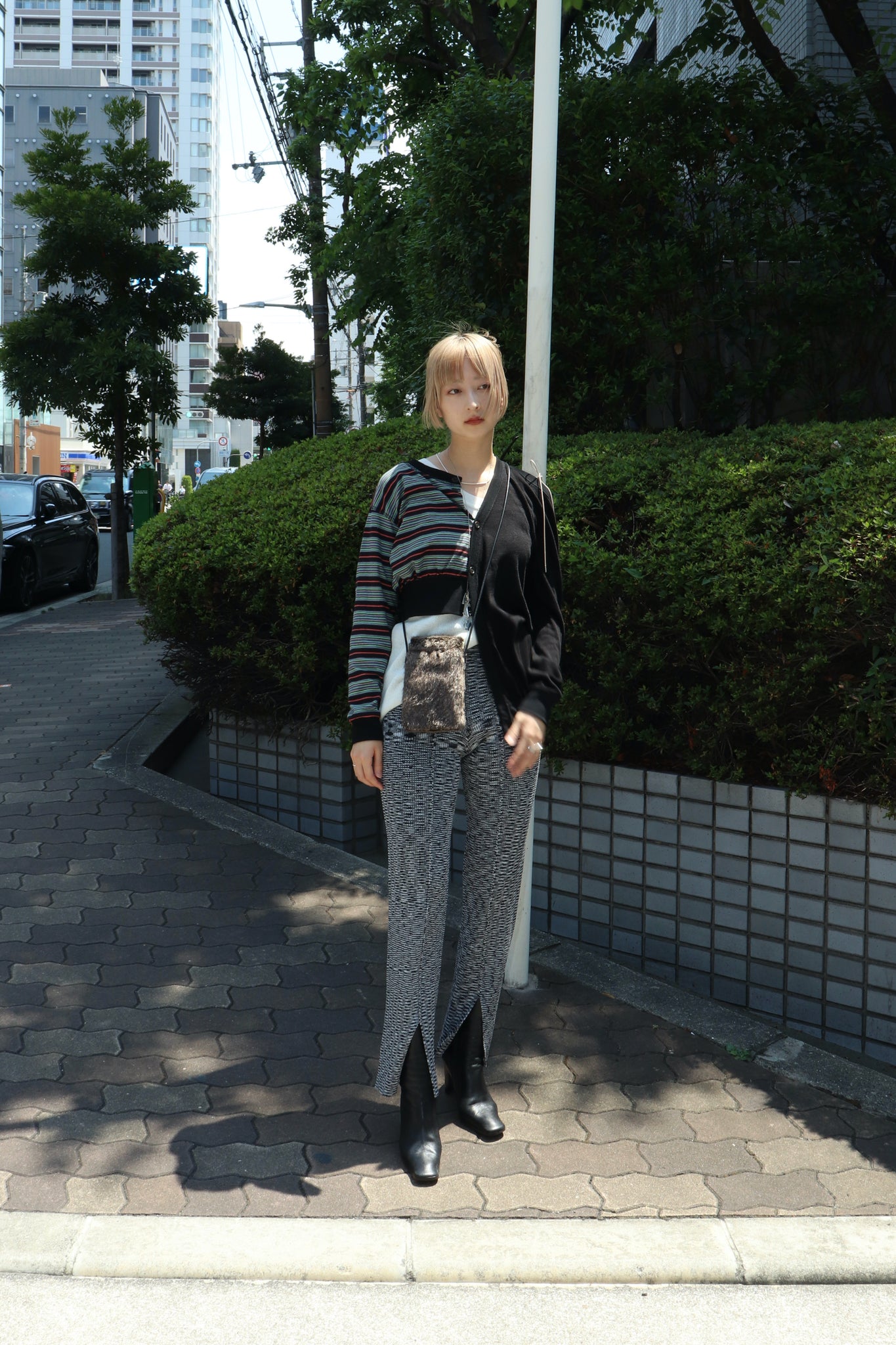 PERVERZEの22awのAsymmetric Jersey TopのBLKとsodukの22awのslit knit trousersのMIXのMとtiitの20ssのrib tank topのWHTの36とMASUの22awのNIBBLED NECKLACEのSLVRとRATHELの22awのNOAのSLVRの45とsoeの21awのFur Square PouchのBRWの5の着用画像