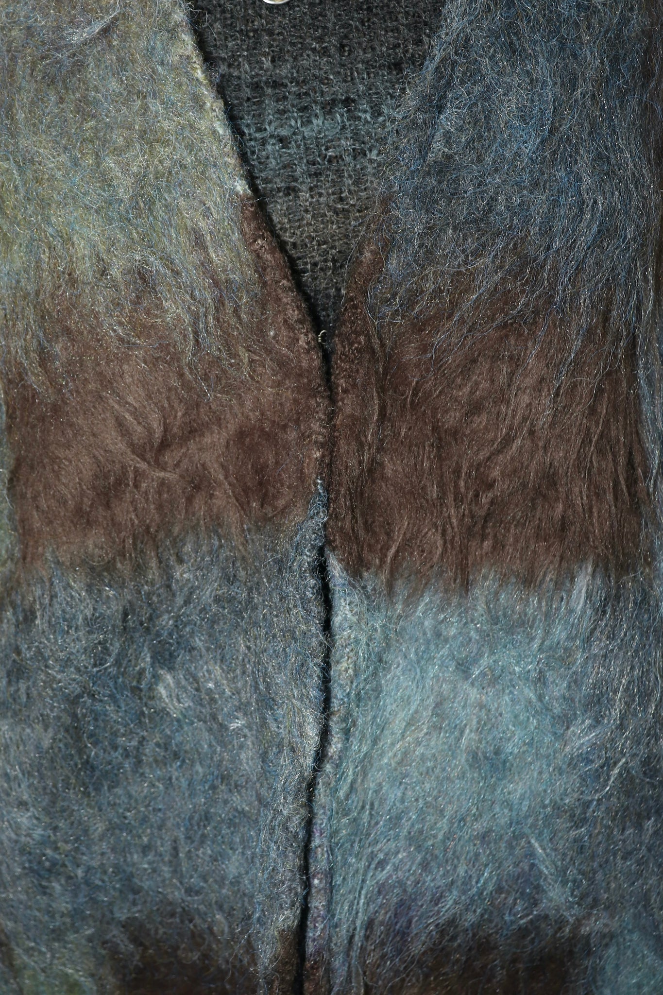 PERVERZEの23ssのBrushed Jacquard Knit Cardiganの着用画像