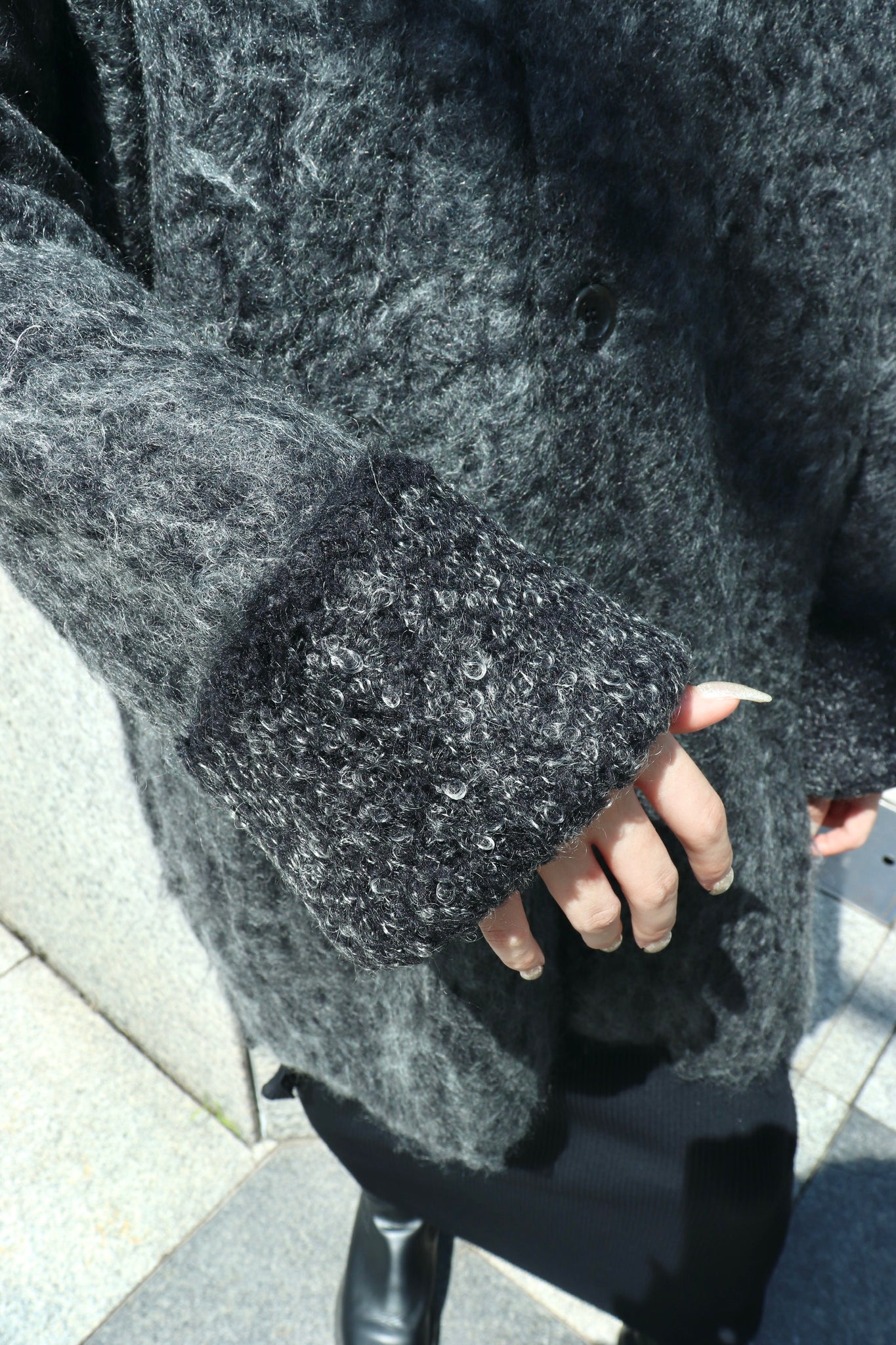 PERVERZEの22AWのTeddy Knit CoatのGRYの着用画像