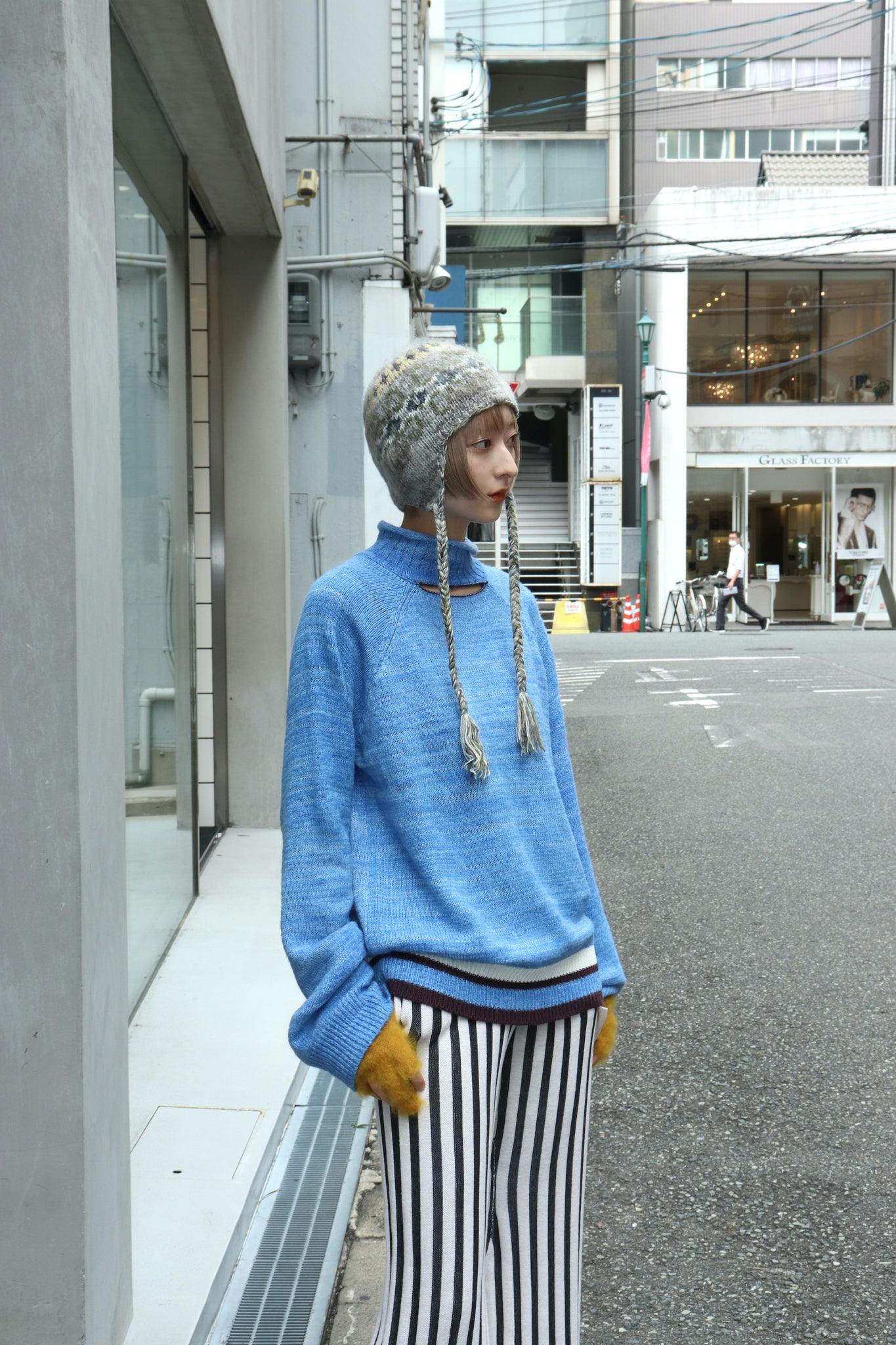 Sodukの22awのhole knit topのBLUEとkotohaの22awのSTRIPE KNIT PANTSのBLKのSとPERVERZEの22awのBlend Border Knit CapのGRYとCOGNOMENの22awのFUCK MOHAIR GLOVESのYELLOWの着用画像