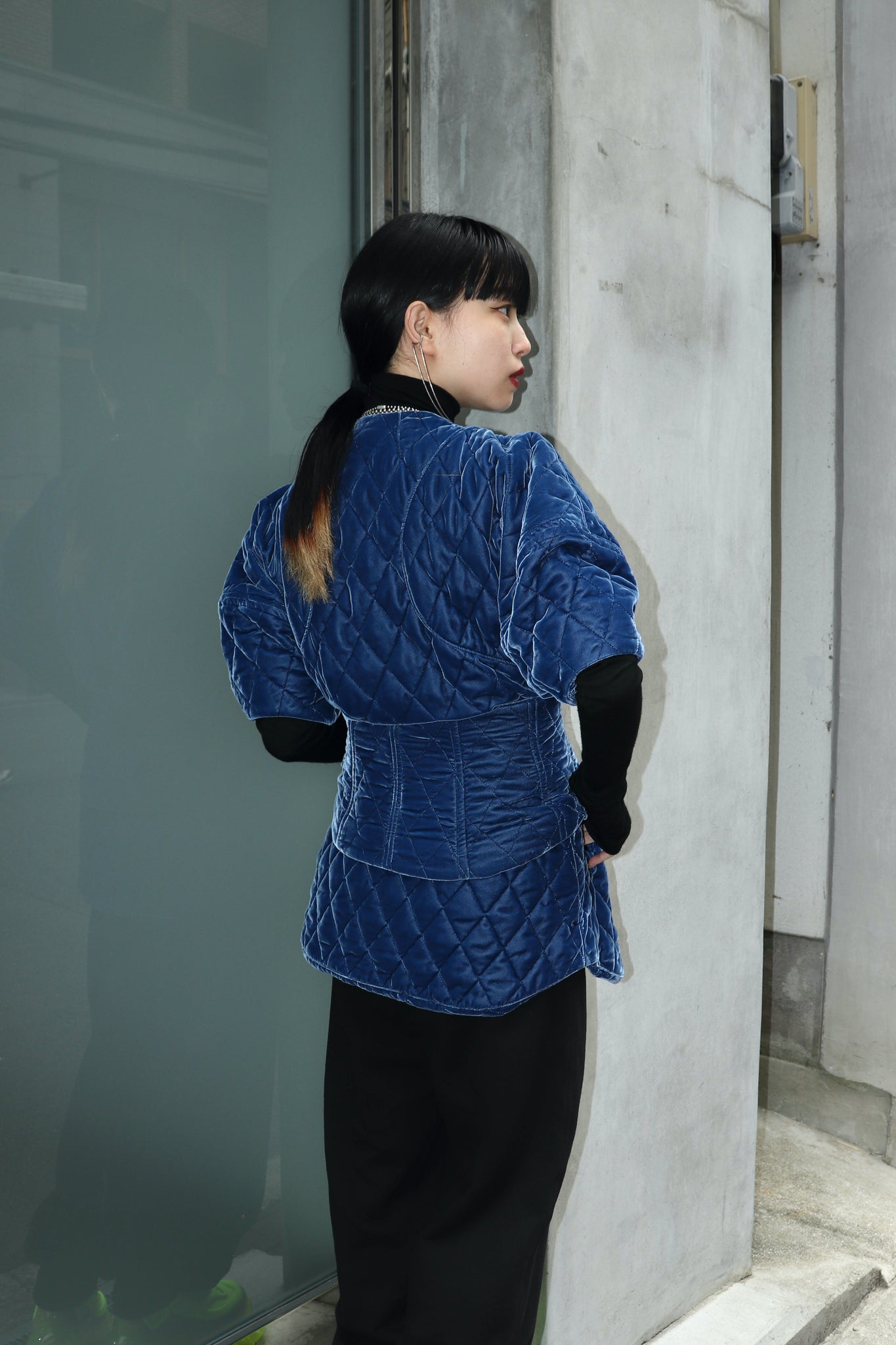 AKIKOAOKI 22AW CORSET LANTERN TOP-VELVET QUILTを使用したスタイリング画像