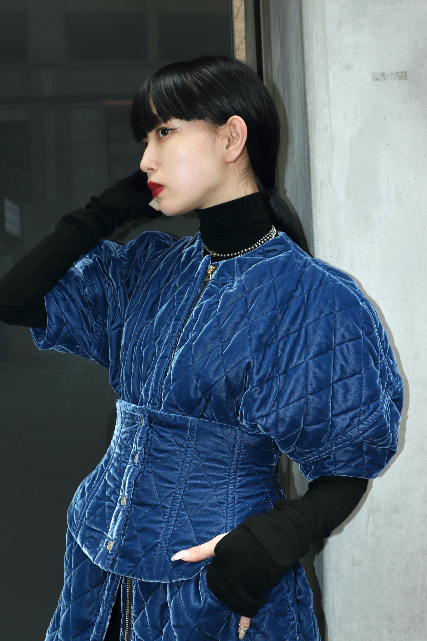 AKIKOAOKI 22AW CORSET LANTERN TOP-VELVET QUILTを使用したスタイリング画像