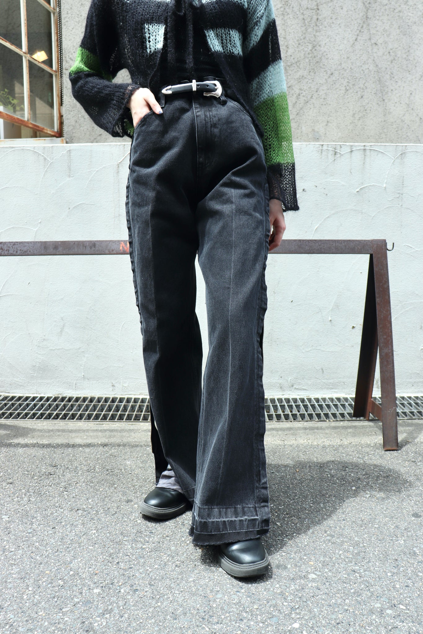 TOGAの22SSのZIP DENIM PANTSを使用したスタイリング画像