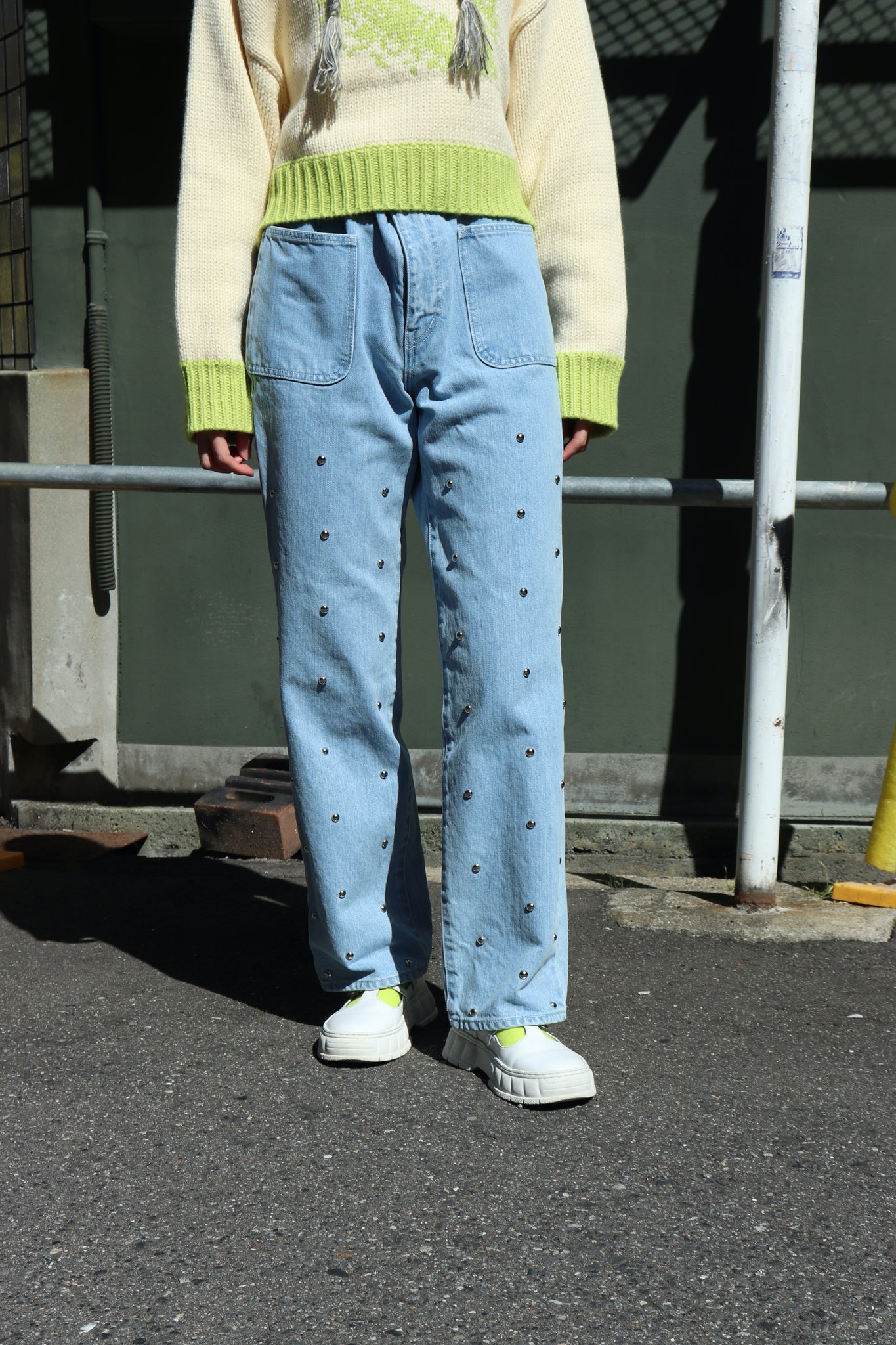 BELPERの22awのENBELLISHED DENIM PANTSのINDの2とsodukの22aw の”peace" knit top w/ Tezzo SuzukiのBEGとPERVERZEの22awのBlend Border Knit CapのGRYの着用画像