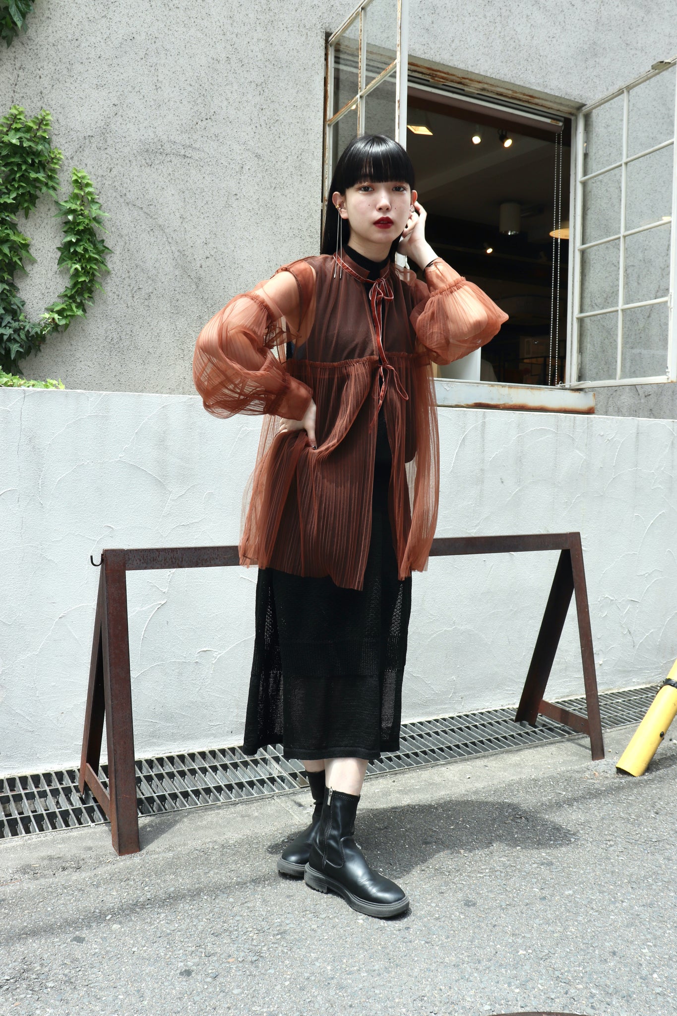 PERVERZE 22SS PLEATS LAYERED SHEER SHIRTSを使用したスタイリング画像