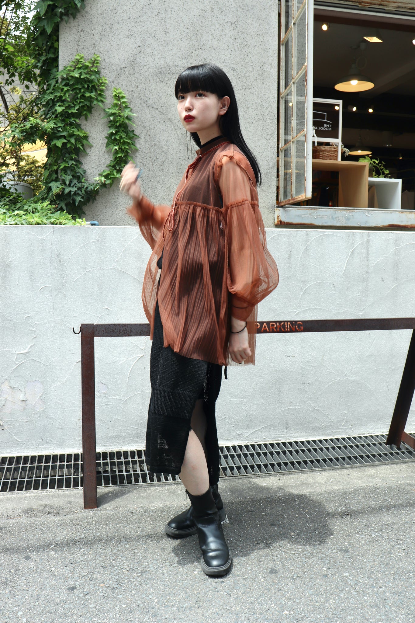 PERVERZE 22SS PLEATS LAYERED SHEER SHIRTSを使用したスタイリング画像