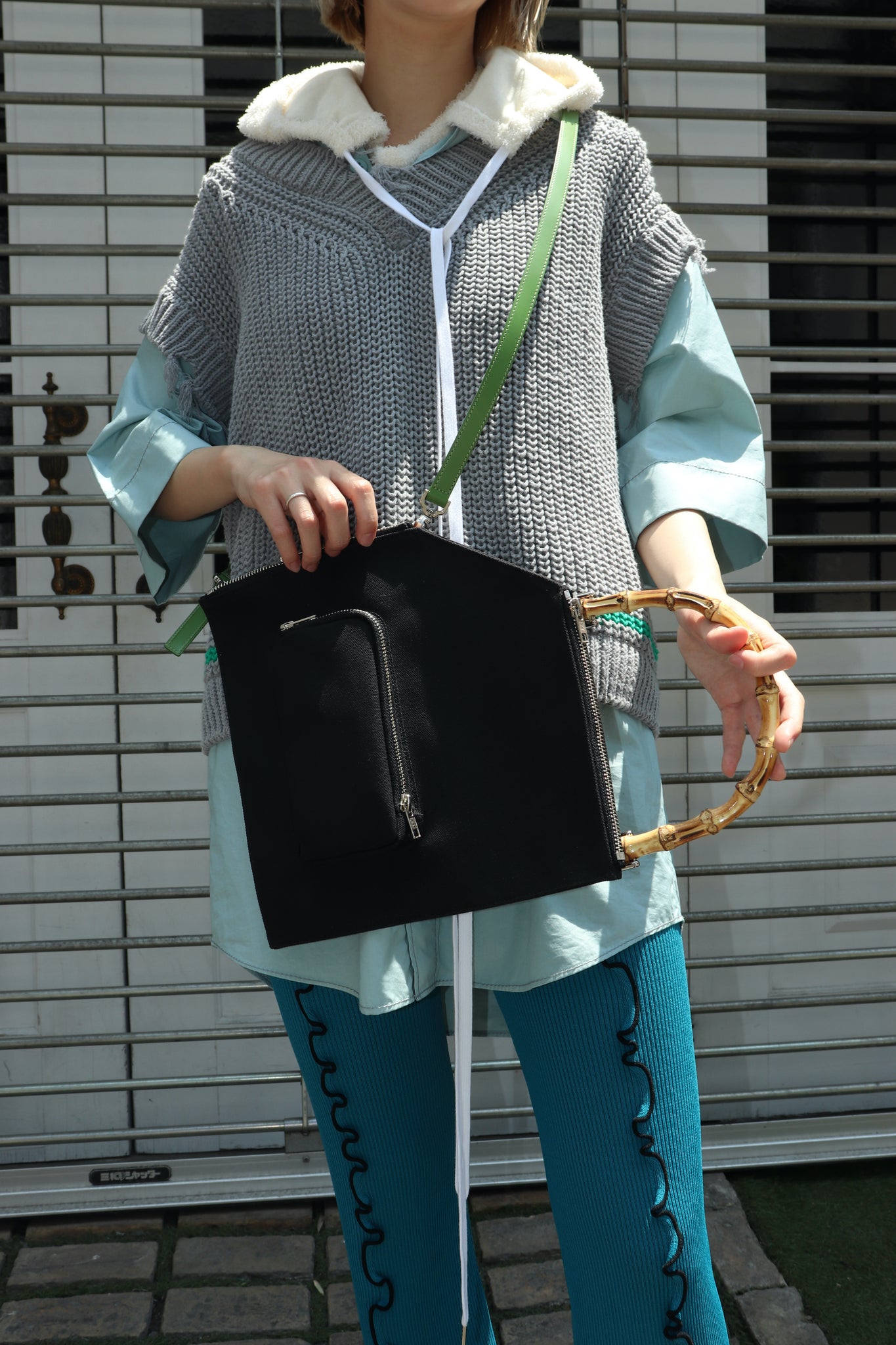 BLACK of the 22ss of SODUK's 22SS and the Green of the SHIRT AND KNIT of SODUK and the 22ss Colored Stitch Slit Knit Trousers Green and Masu's 22SS Sleevels Hoody w Hite 46 wearing images