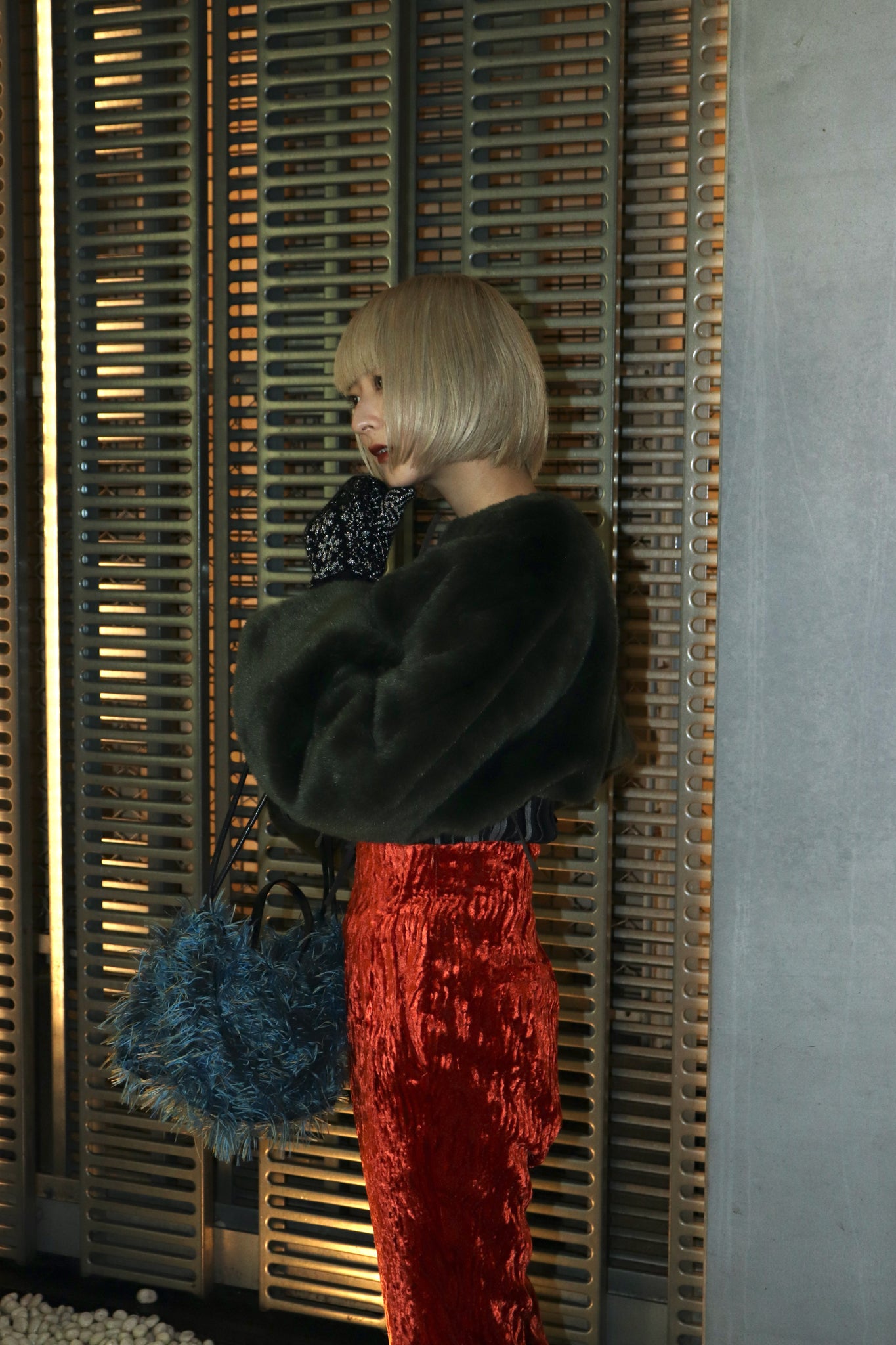 BELPERの21awのATTACHED FUR SLEEVESのKHKの着用画像