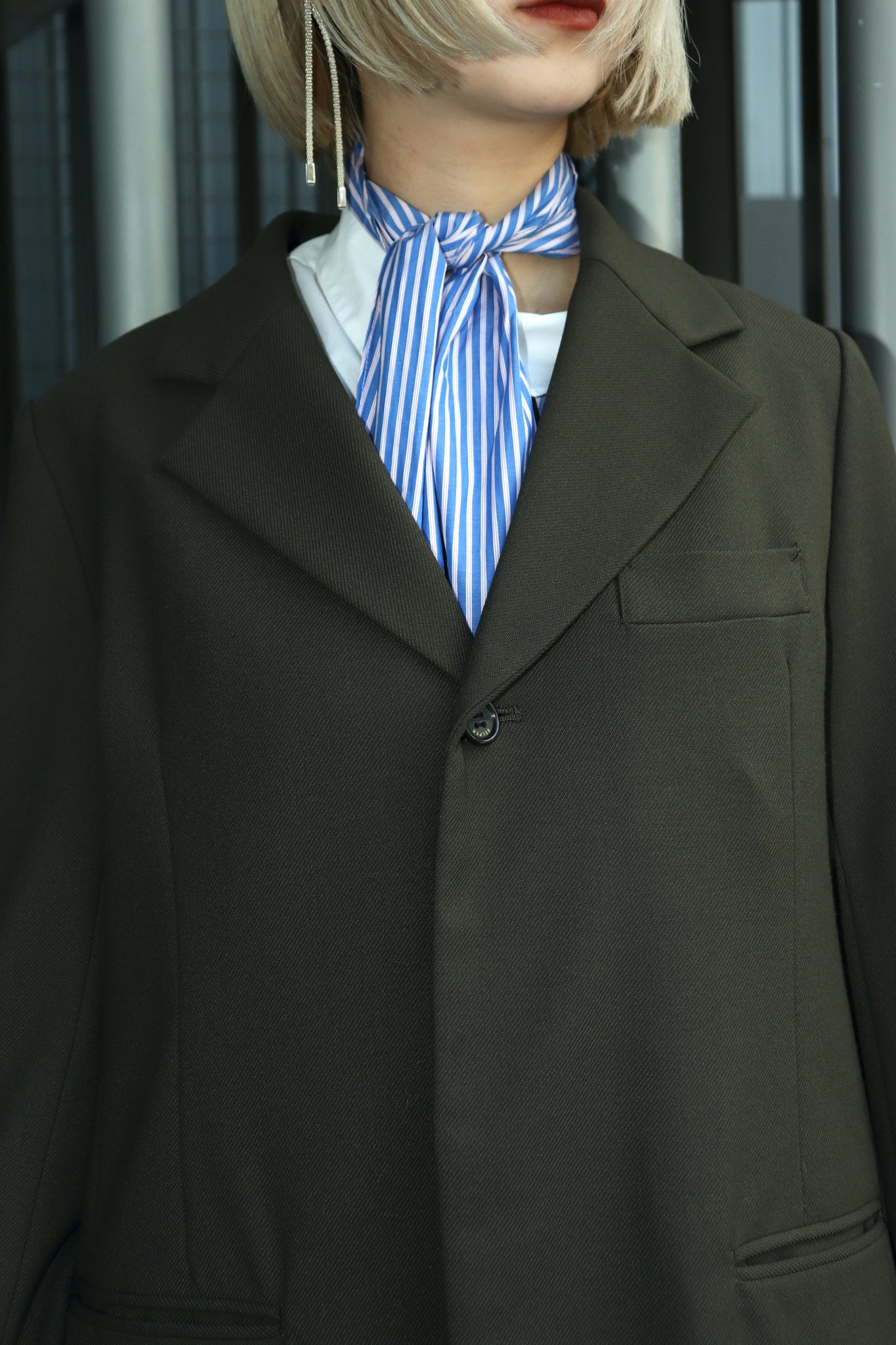 BELPERの20awのUNCLE JACKETのKHKのサイズ1とIRREGULAR SLUCKSのKHKのサイズ1とsodukの21awの scarf shirtのWHTとRATHELの21awのTAMIKAの着用画像