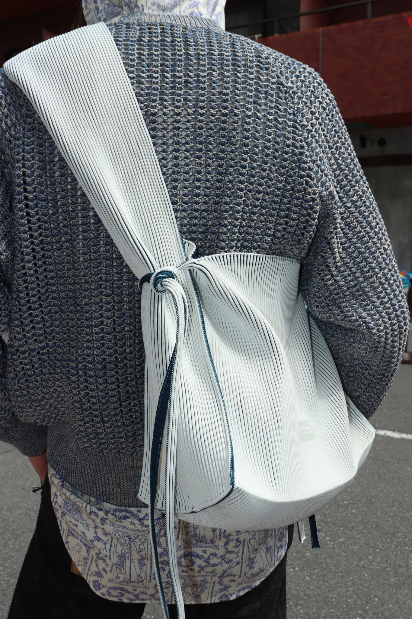HINEMOSU BAG(OFF WHITE × D.GREEN)を使用したスタイリング画像