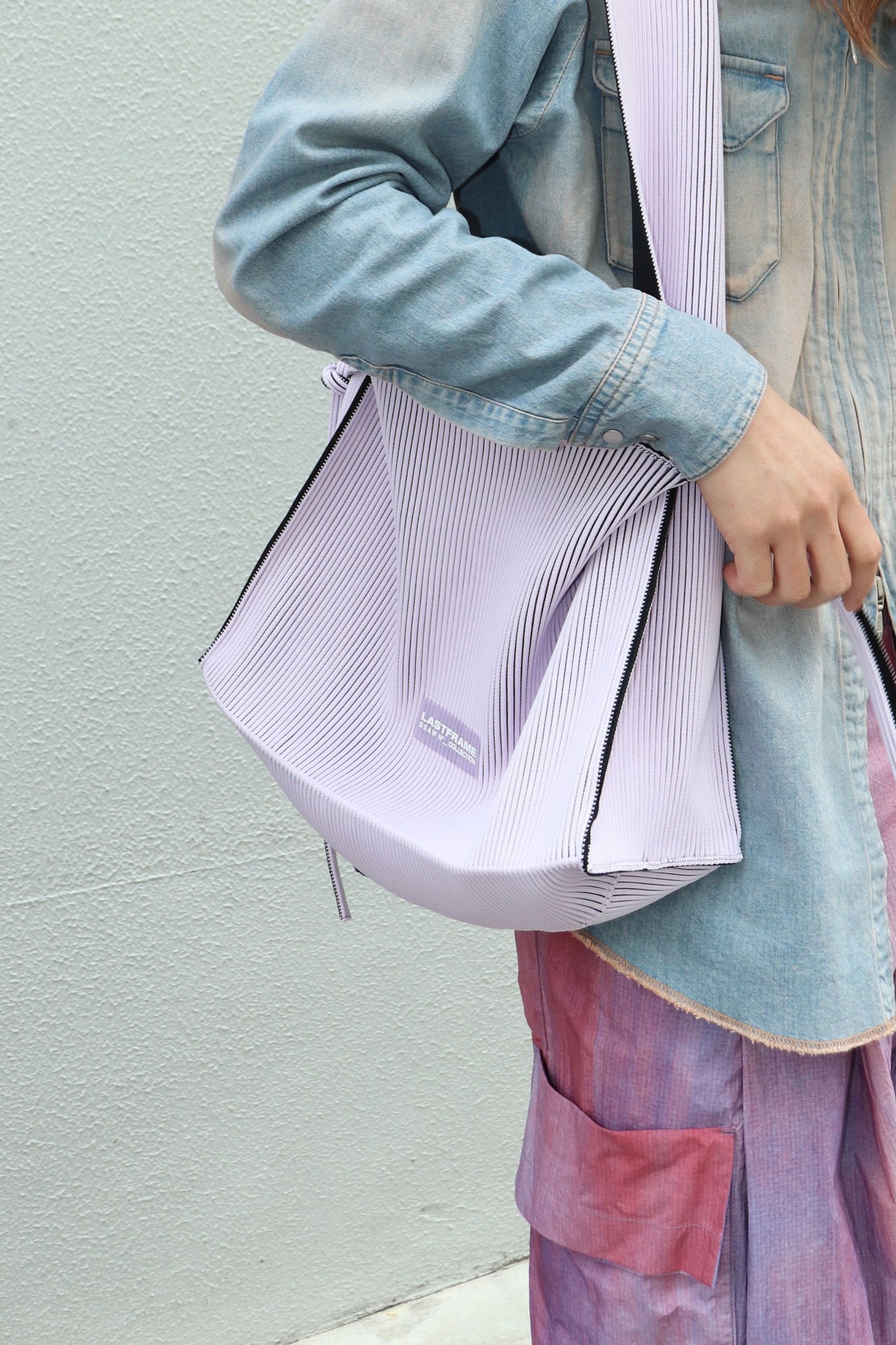 HINEMOSU BAG(LAVENDER × BLACK)を使用したスタイリング画像