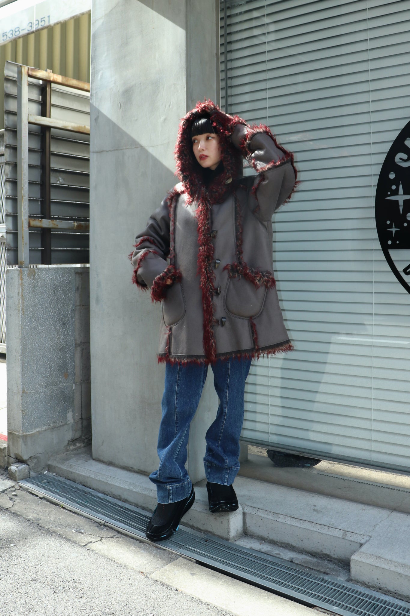 PERVERZE 23AW VEGAN-LEATHER HOODIE TEDDY COAT(GREY)を使用したスタイリング画像