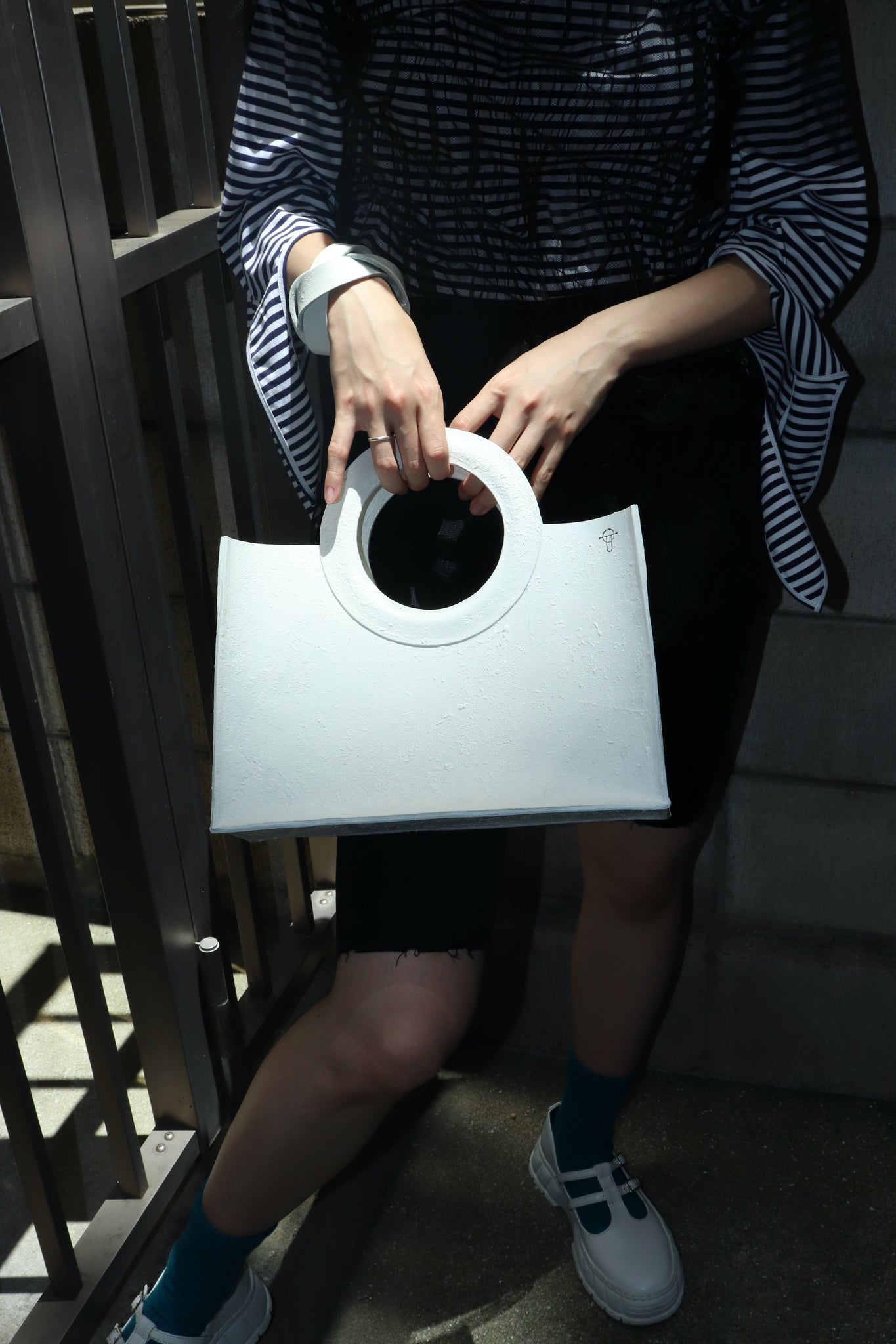 Kagari White Wall Ring Tote Shoulder Yokonaga B5 wearing image wearing