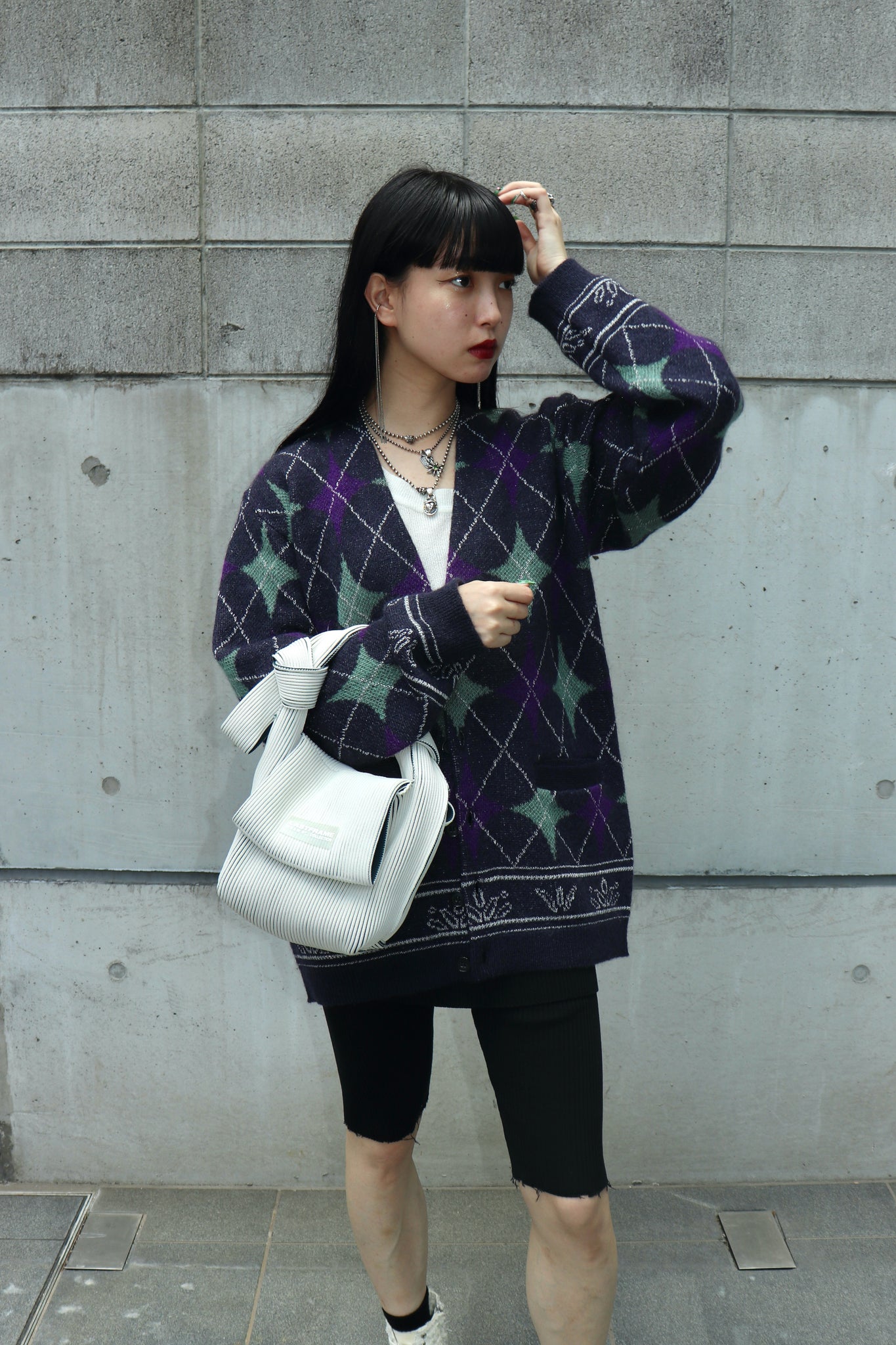 Styling image using the 22AW of TAIGA Igari's 22AW Diamond Cardigan