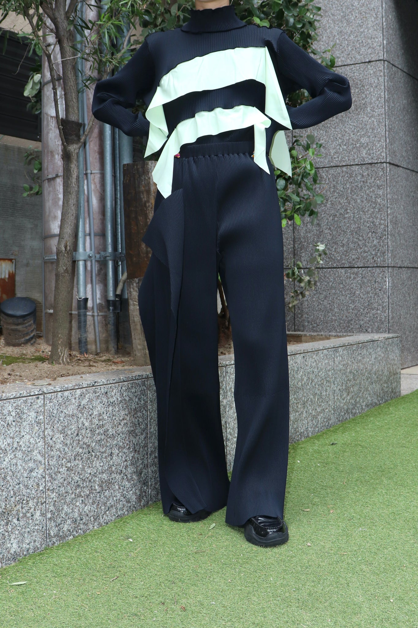 todo kotohayokozawa 23AW pleated panel pants(black)を使用したスタイリング画像