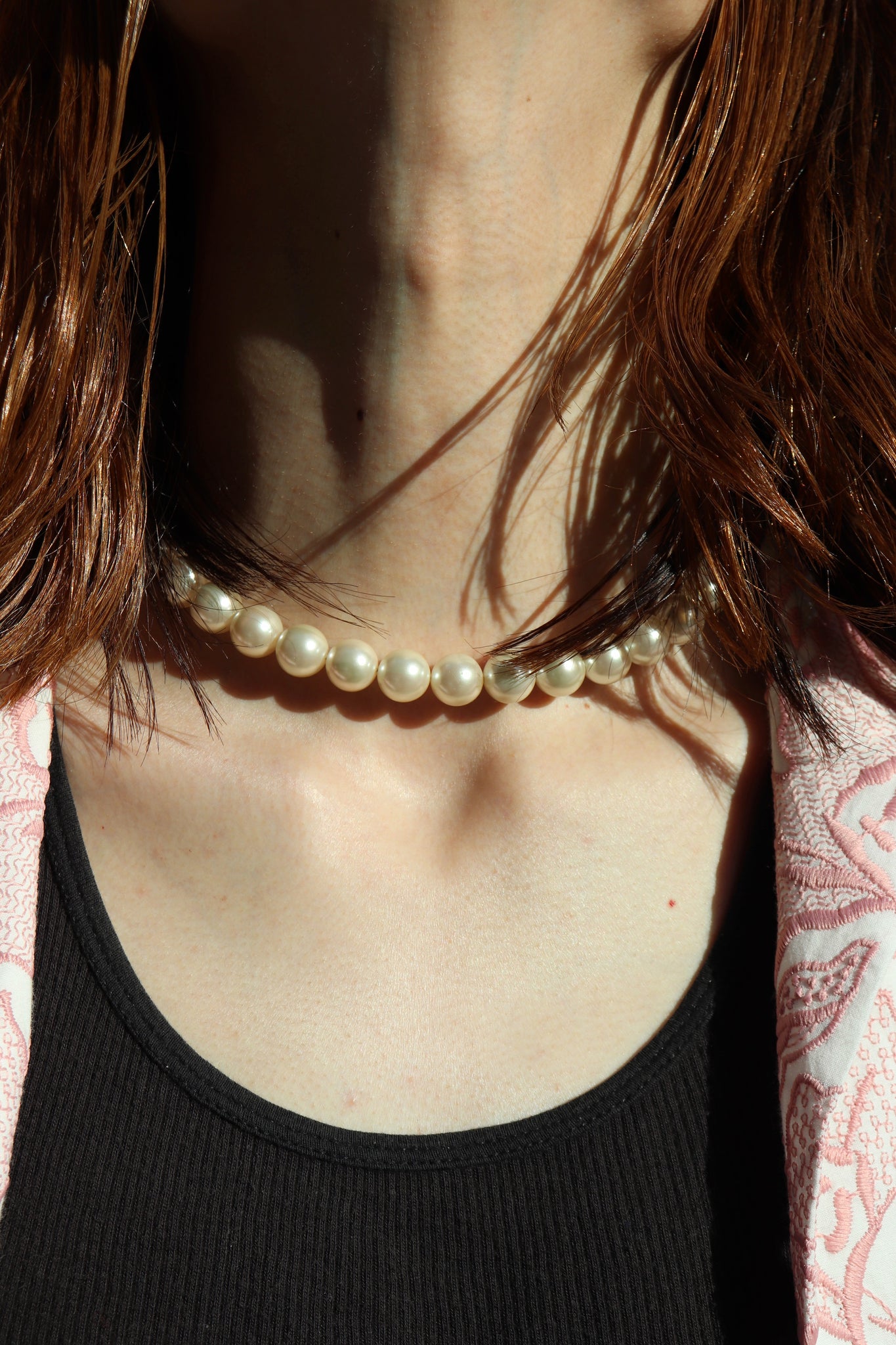 TOGA TOO 24SS PEARL CHOKER(WHITE)を使用したスタイリング画像