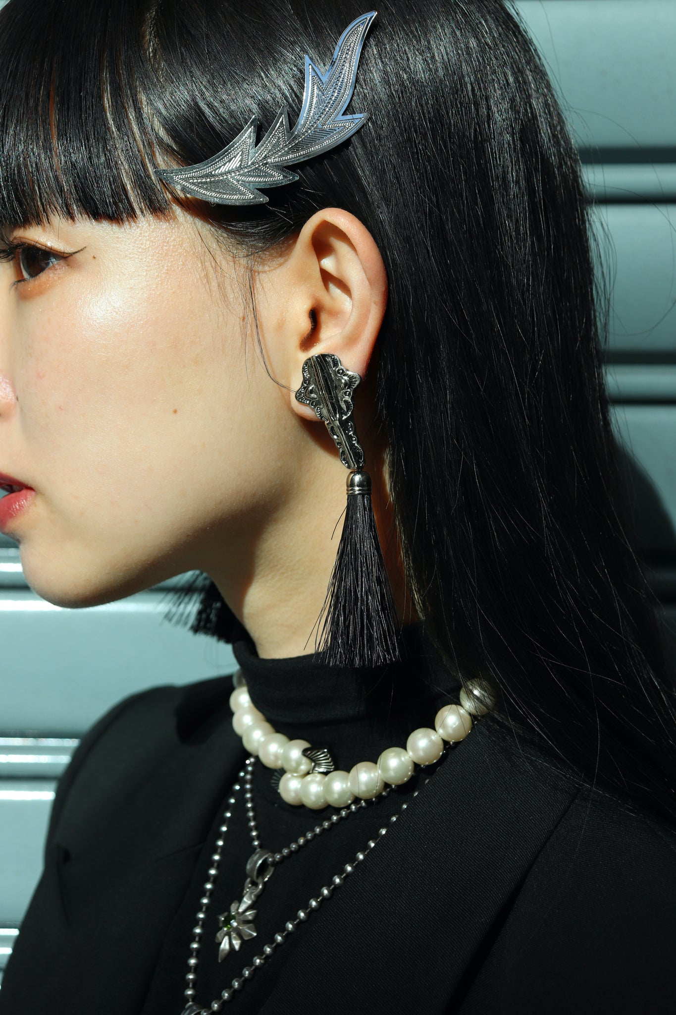 TOGA TOO 24SS METAL FRINGE EARRINGS(BLACK)を使用したスタイリング画像