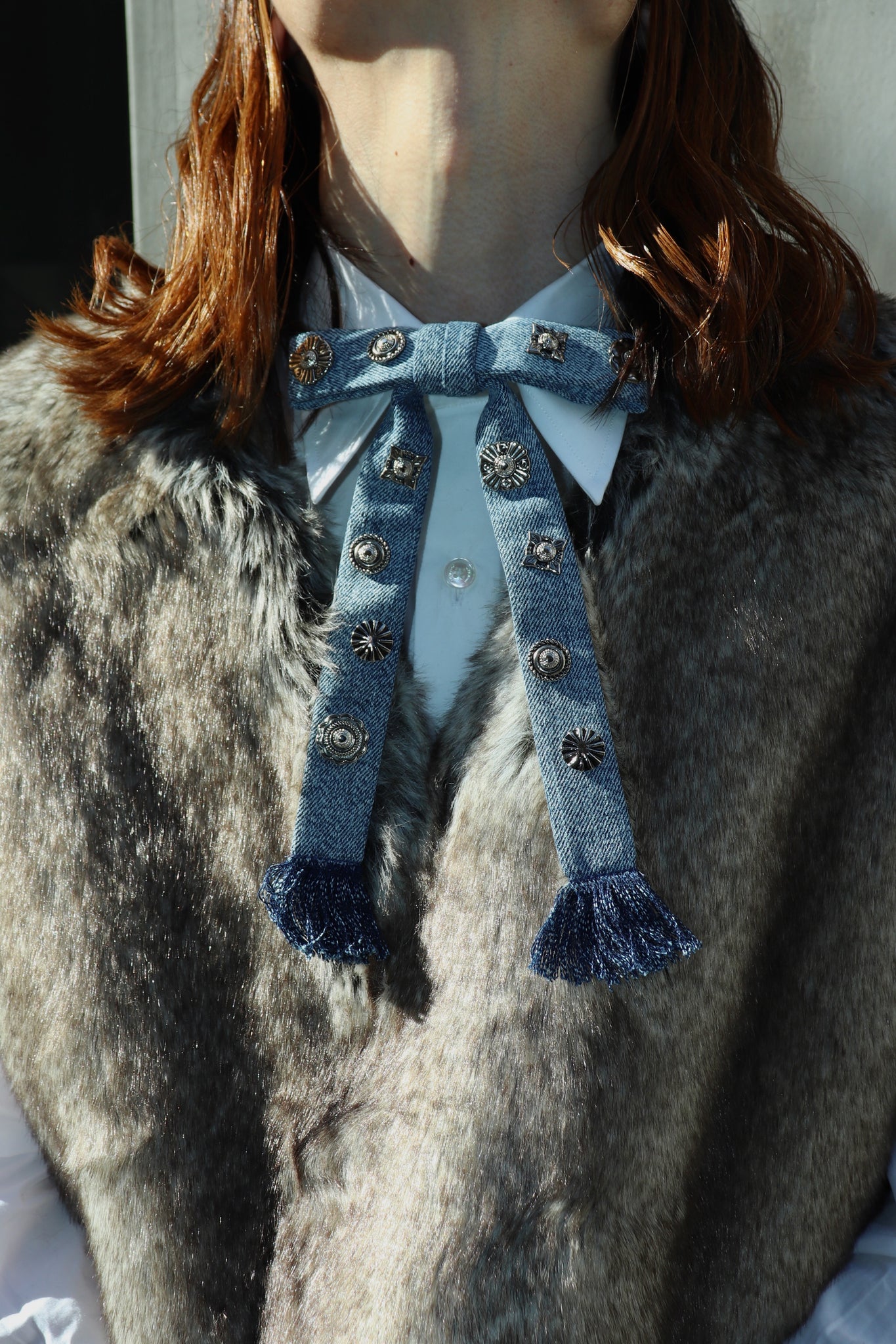 Denim ribbon tieを使用したスタイリング画像