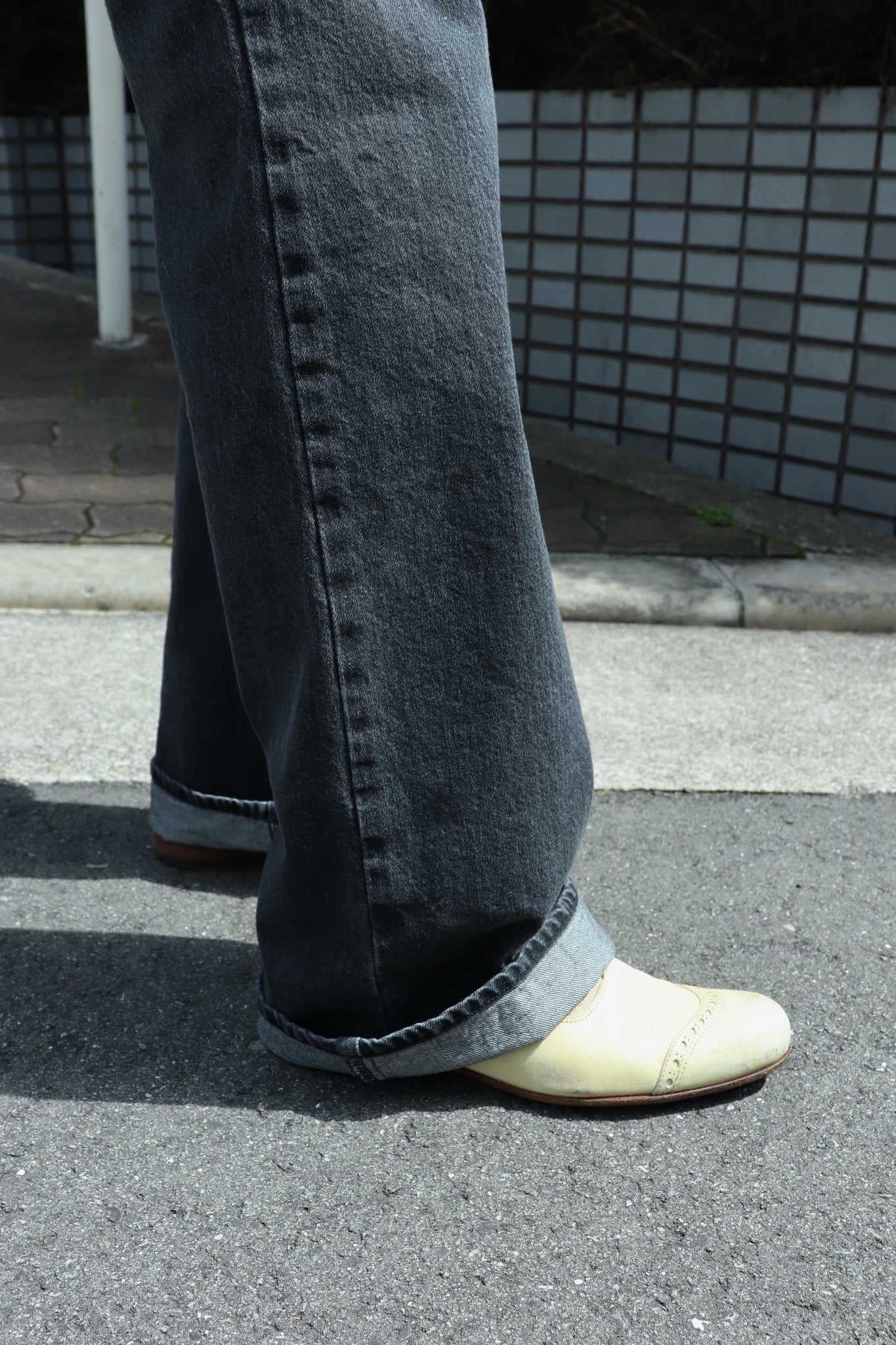 SOSHIOTSUKI FRONT LOERIZED FLARE DENIM(BLACK)を使用したスタイリング画像