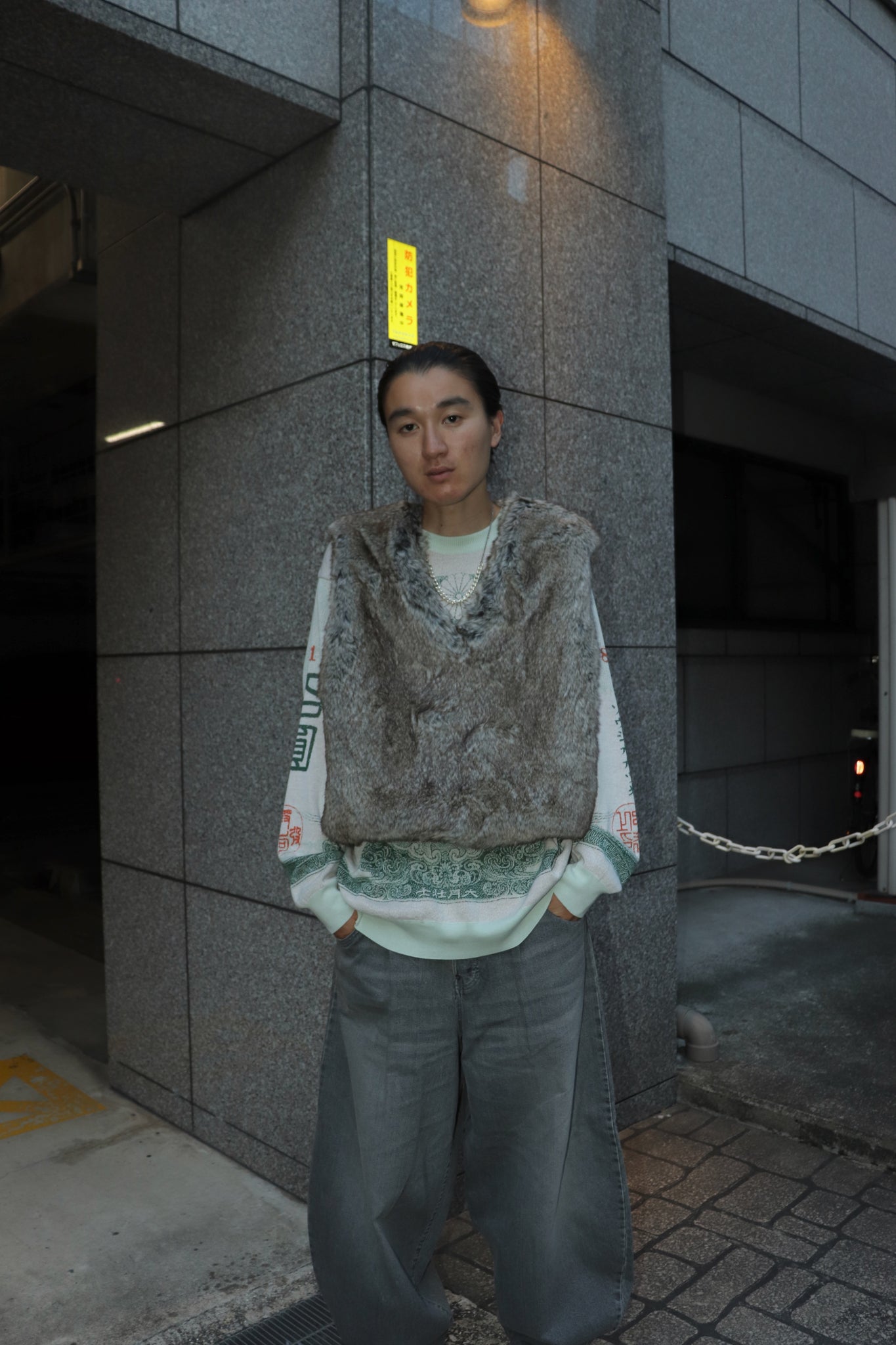 SOSHIOTSUKI DRAWSTRING FAKE FUR VESTを使用したスタイリング画像