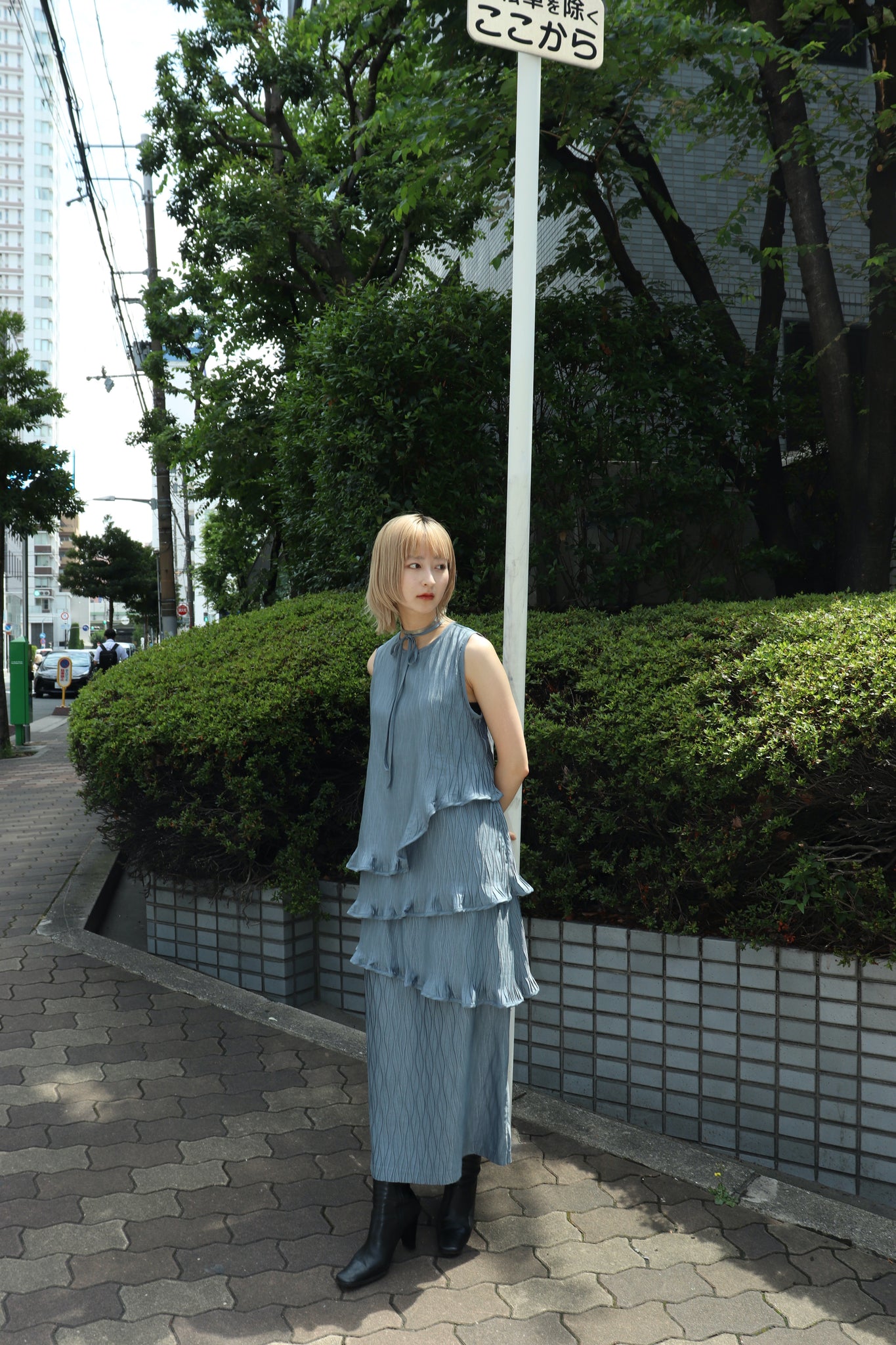 BELPERの22ssのPLEATED DRESSのBLUEの着用画像