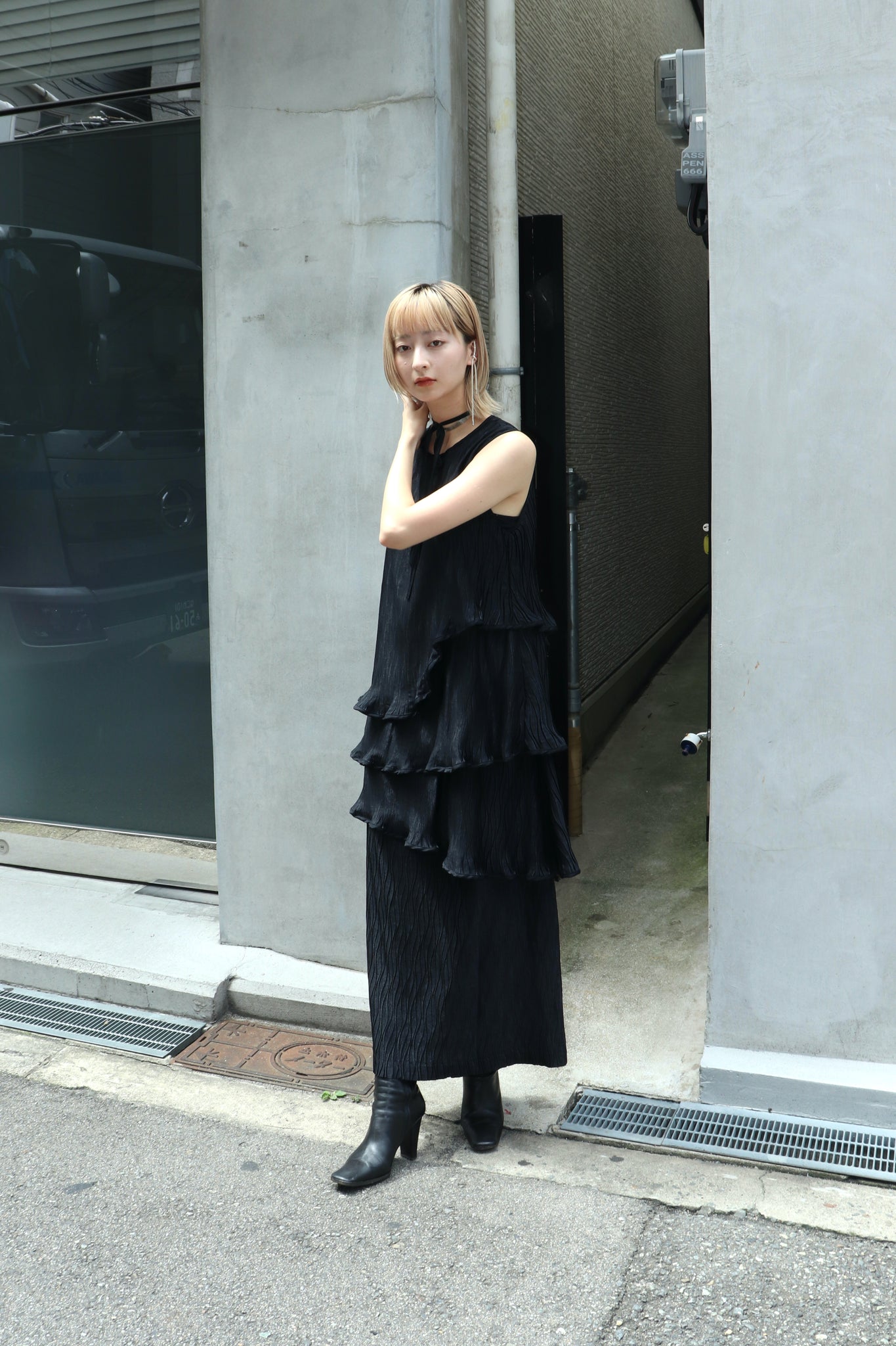 BELPERの22ssのPLEATED DRESSのBLUEの着用画像