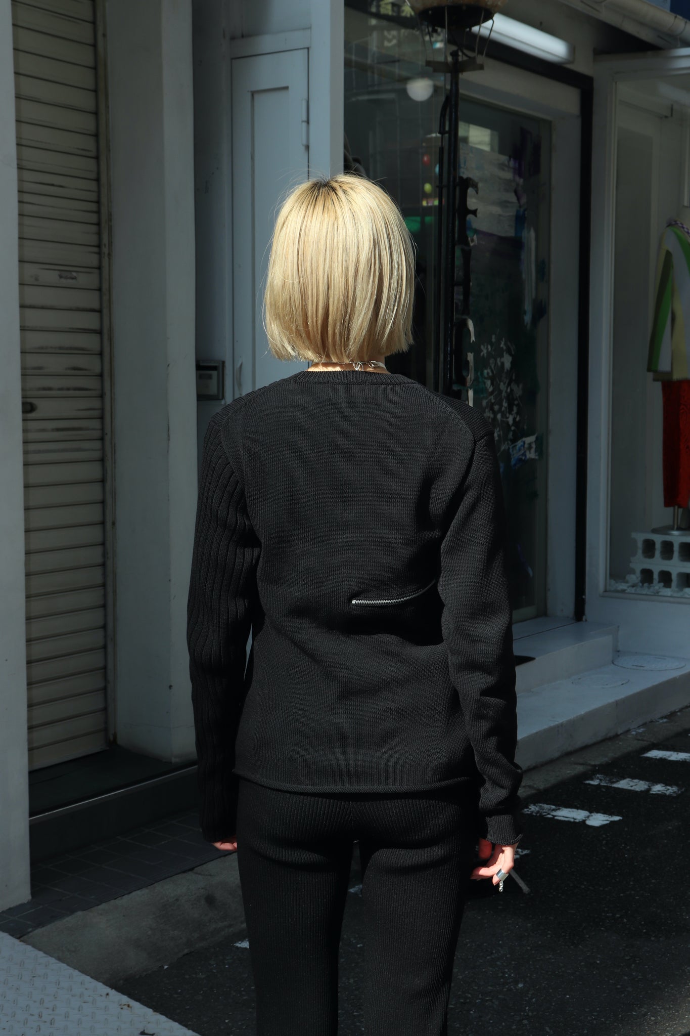 sodukの22SSのzip open knit topのBLACKの着用画像