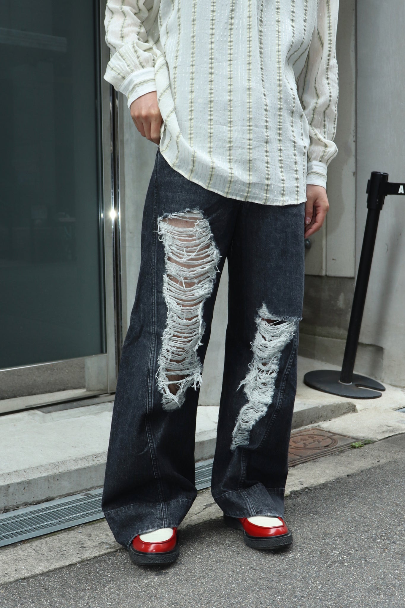 YUKI HASHIMOTO TWISTED JEANS(BLACK)を使用したスタイリング画像