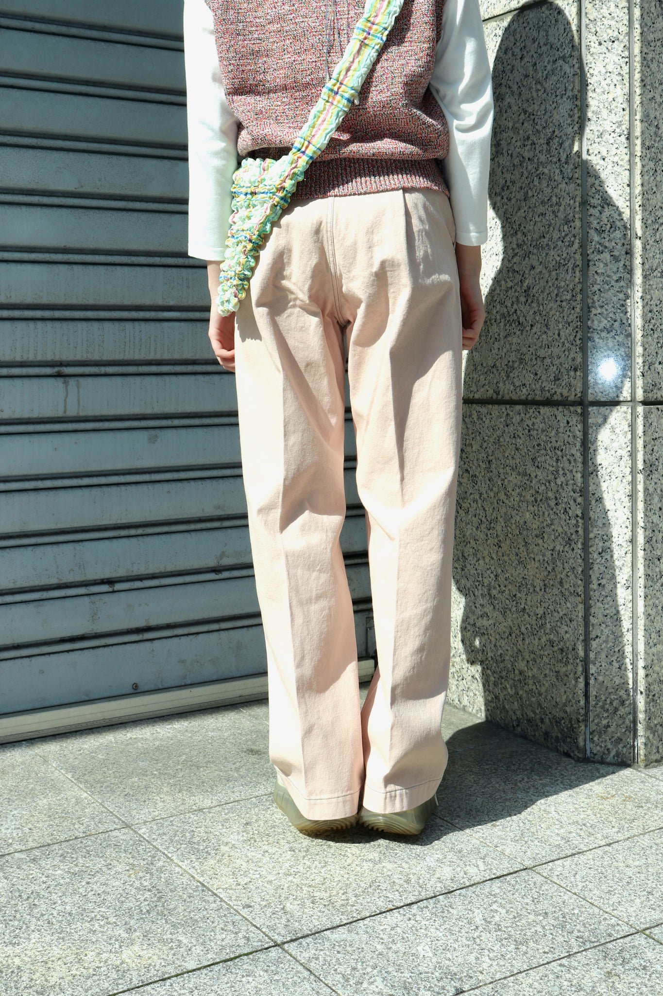 tiit toyko 22SSのtuck denim pantsを使用したスタイリング画像