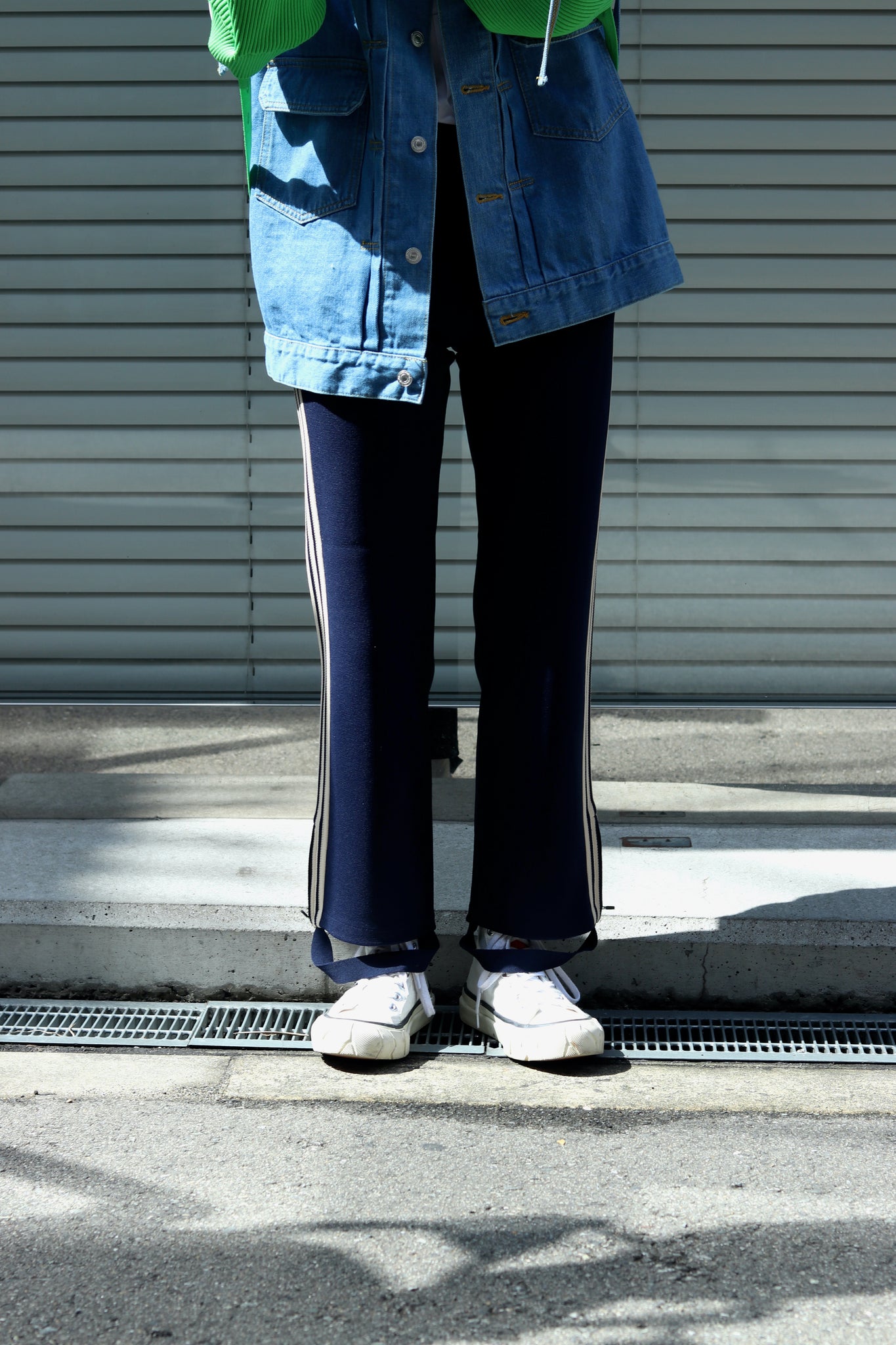 sodukの22SSのfield track knit trousersのNAVYの着用画像