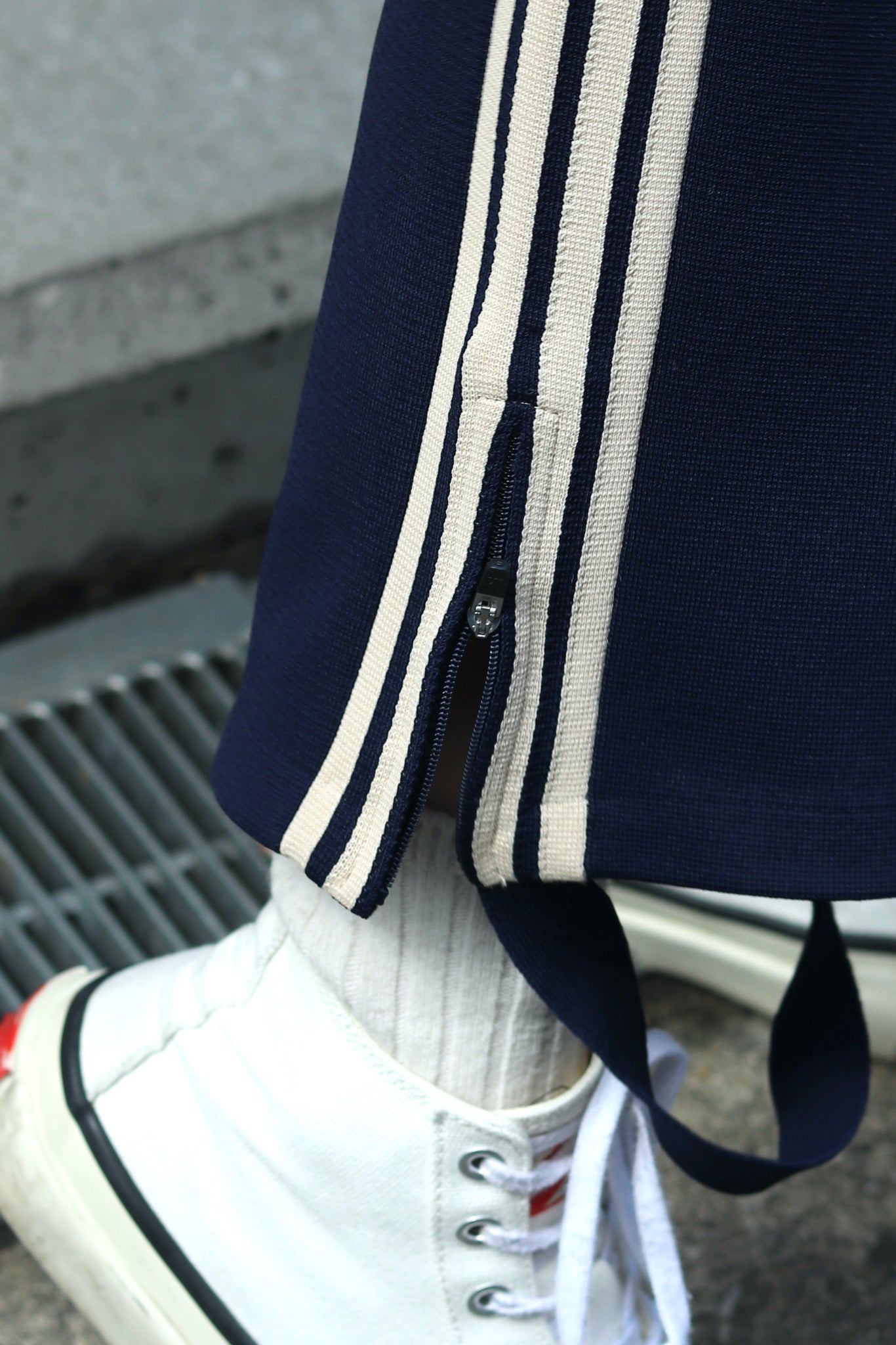 sodukの22SSのfield track knit trousersのNAVYの着用画像