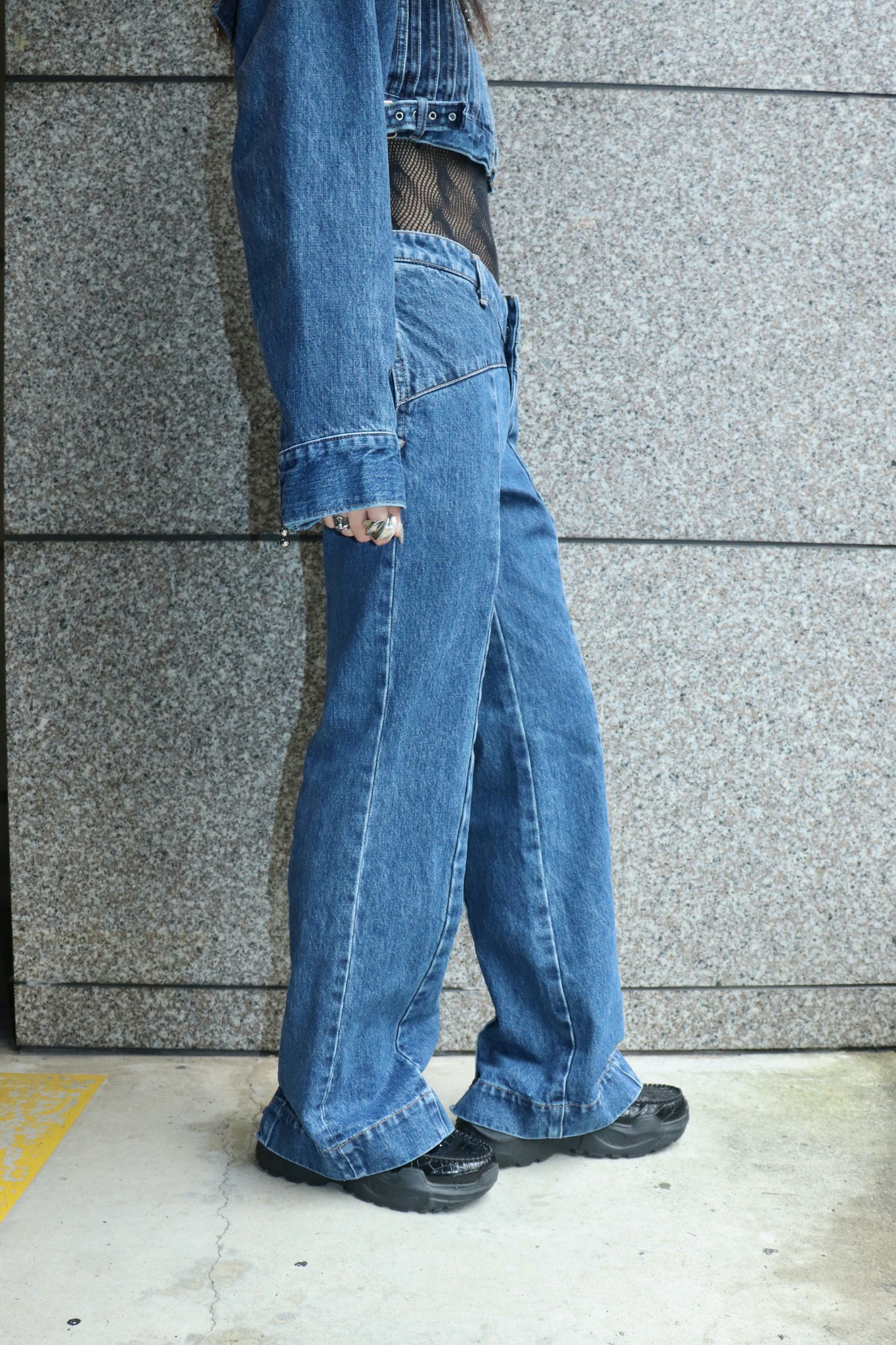 FETICO 23SS BACK SLIT JEANS(INDIGO)を使用したスタイリング画像