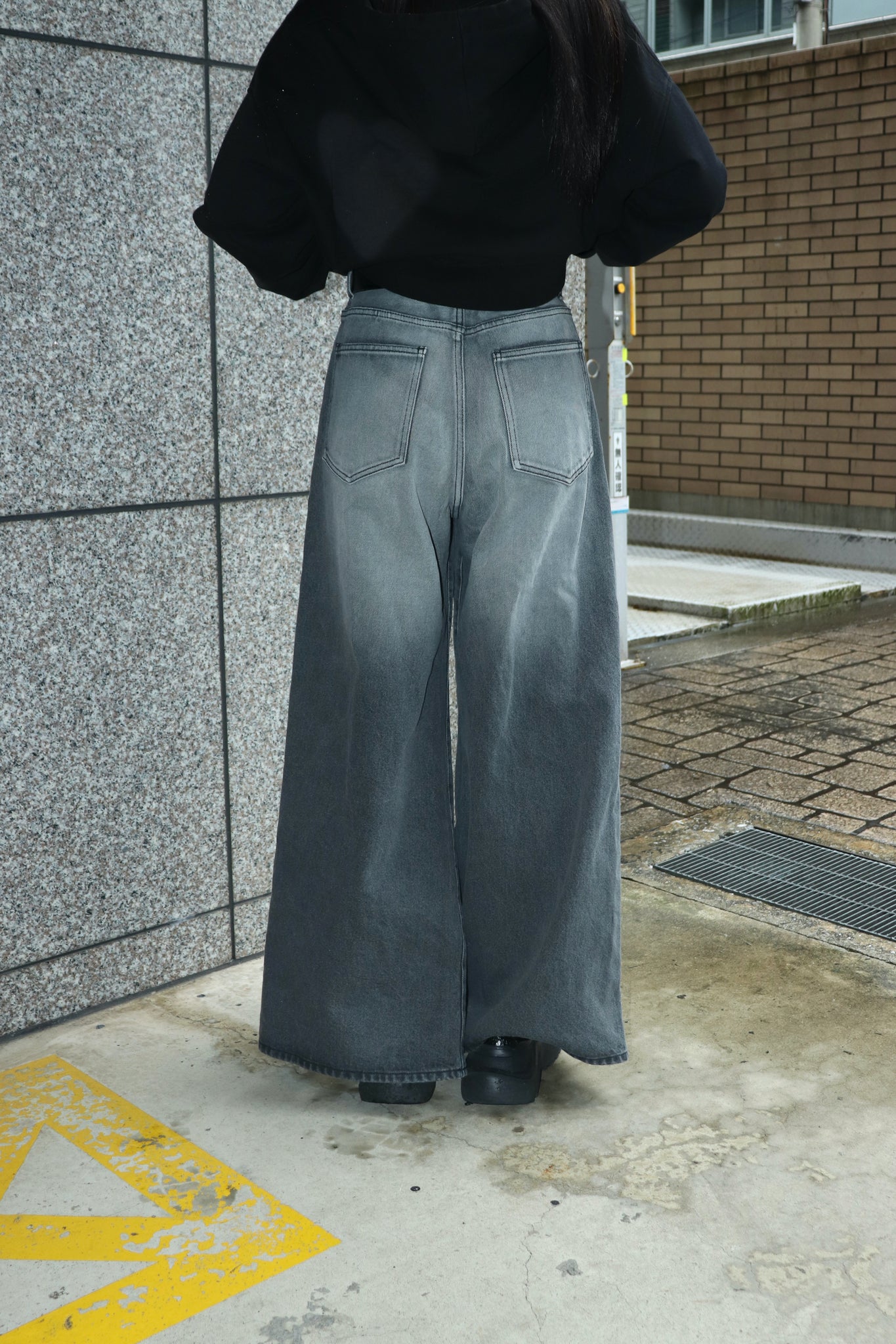 BELPER 24SS HANGOUT DENIM PANTS(BLACK)を使用したスタイリング画像