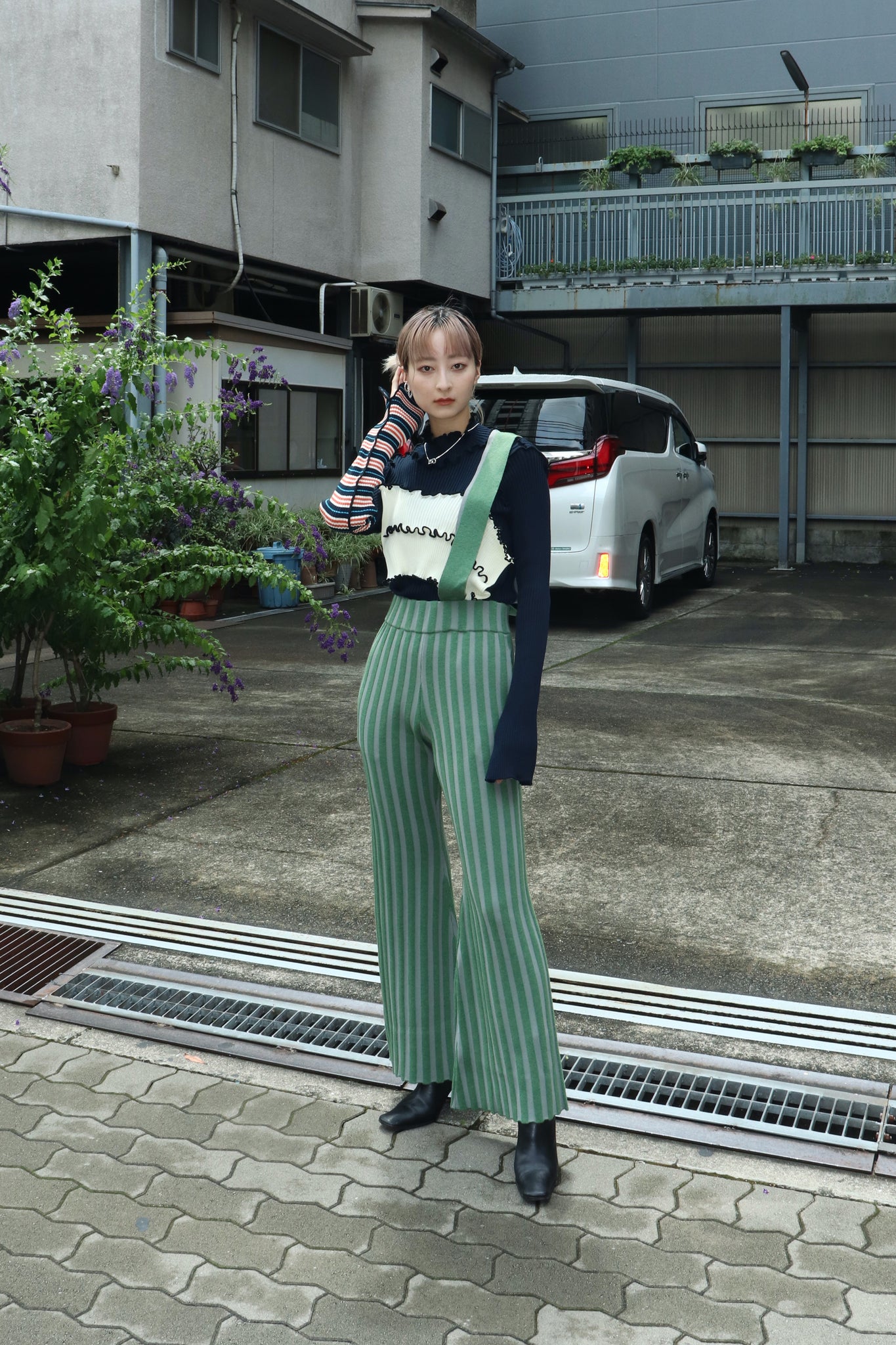 Kotohayokozawaの22awのRIB KNIT TURTLENECKのBLKと22awのSTRIPE KNIT PANTSのGRNのSとRATHELの22aw のMIAのSLVRと22awのNOAのSLVRの着用画像