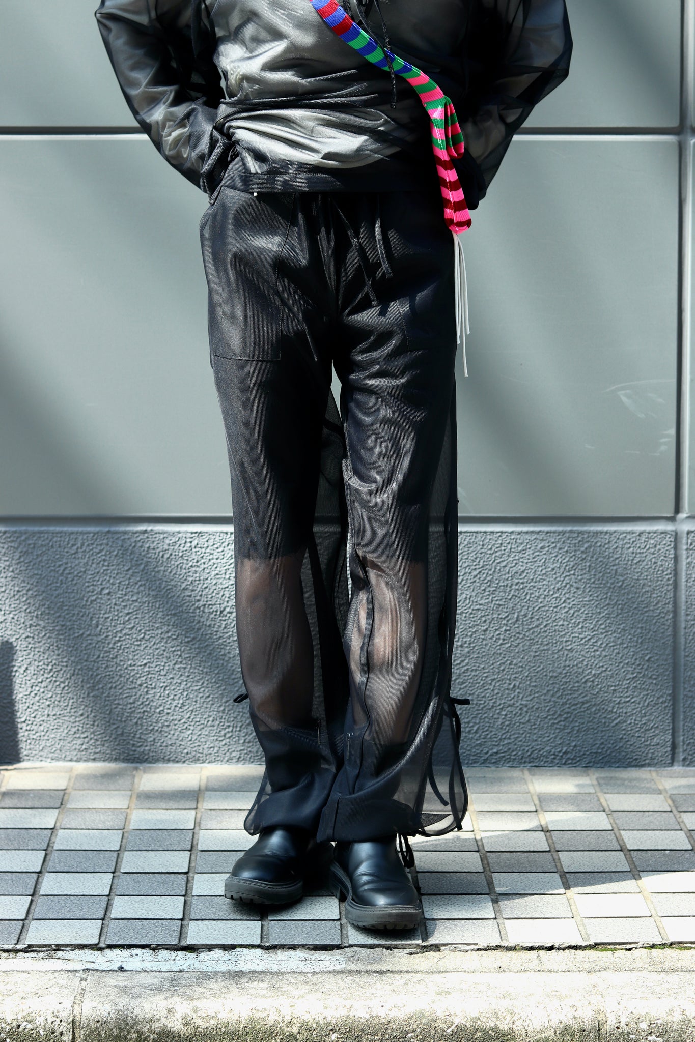 JOHN MASON SMITH 22SSのSEE-THROUGH MESH OVER PANTSを使用したスタイリング画像