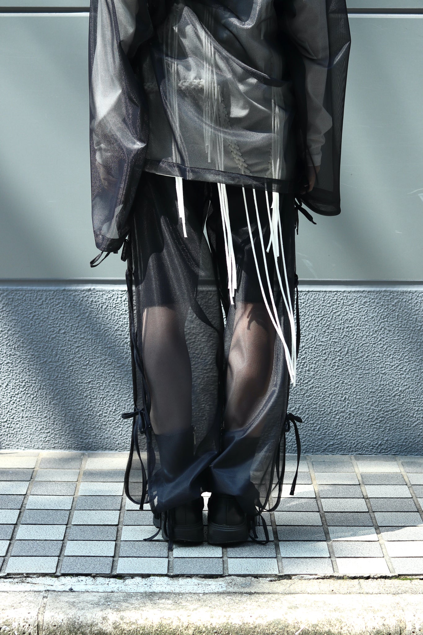 JOHN MASON SMITH 22SSのSEE-THROUGH MESH OVER PANTSを使用したスタイリング画像